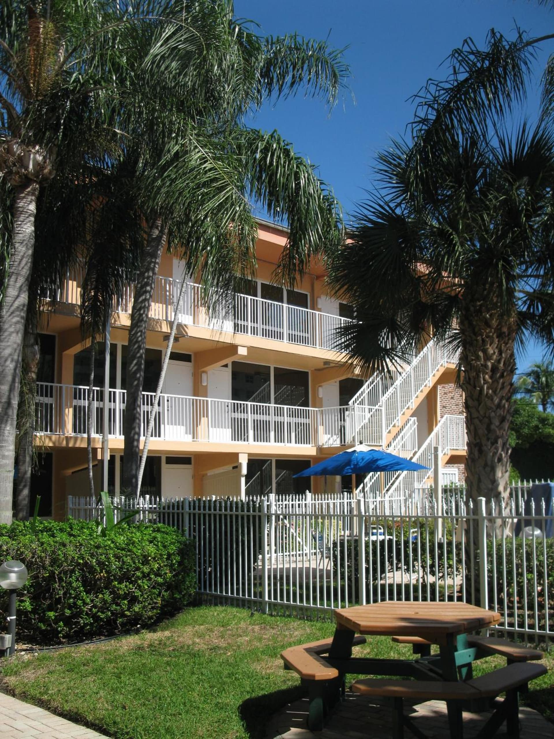 Canada House Pompano Beach — hotel in Pompano Beach, Florida