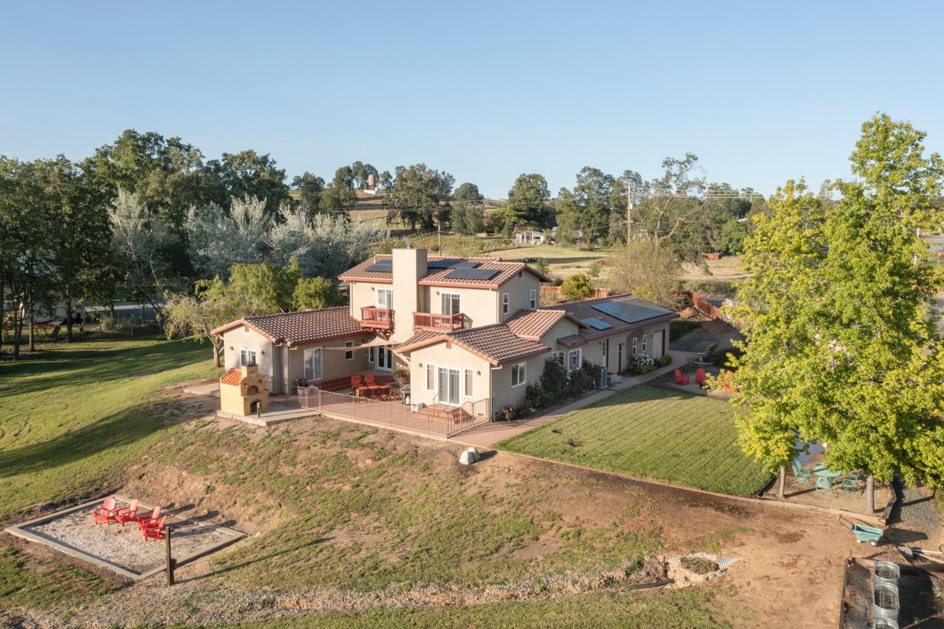 Balcony Suite 2 Fraser Family Vineyard Stay in Amador featured exterior or lobby in Plymouth, CA — similar hotel
