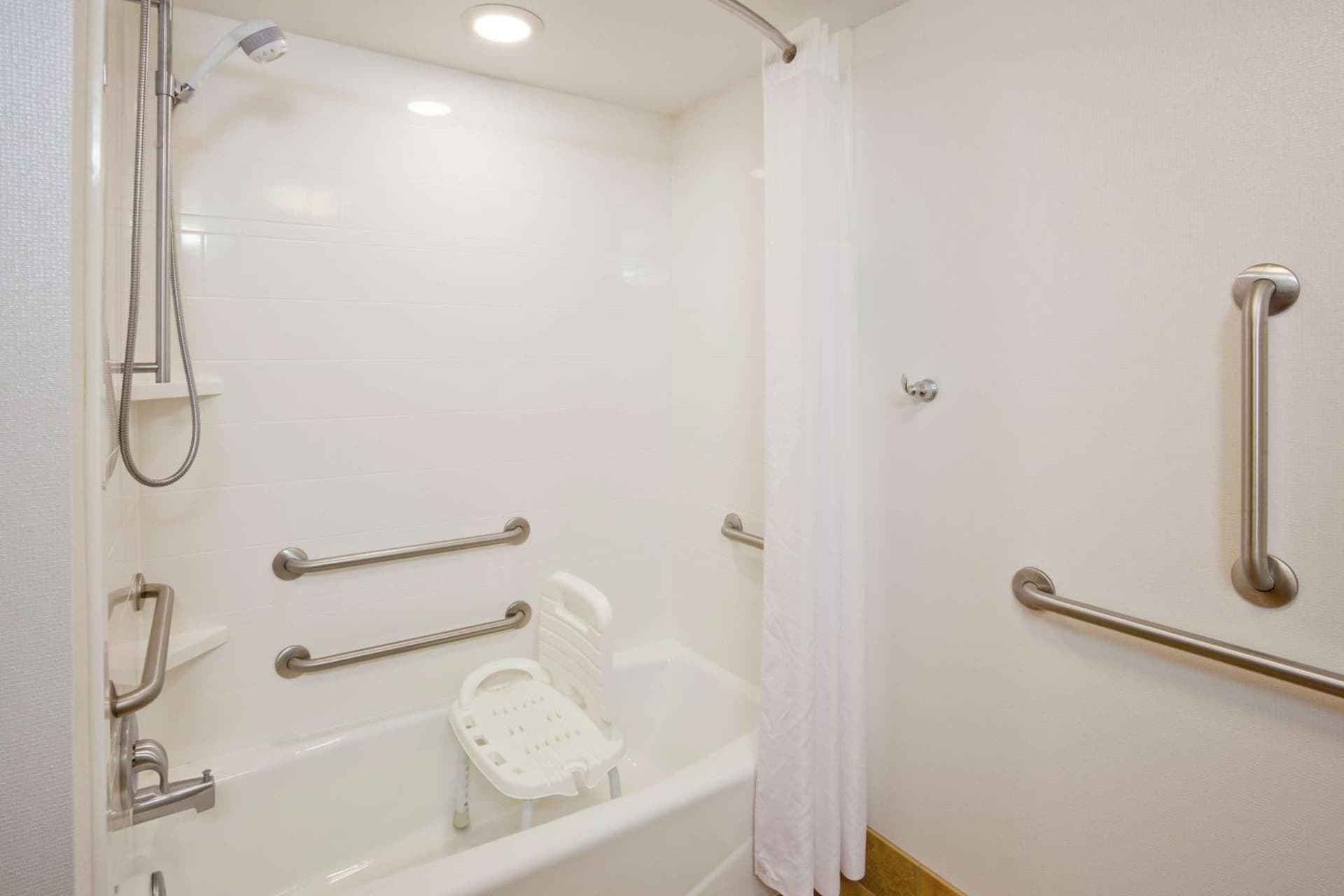 Hampton Inn Duluth-Canal Park gallery photo in Duluth, MN — image 56