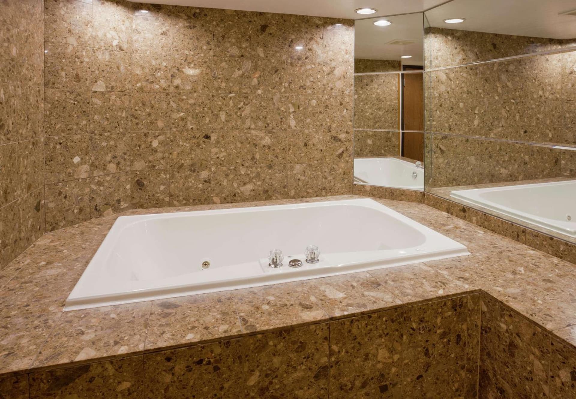 Hampton Inn Duluth-Canal Park gallery photo in Duluth, MN — image 47
