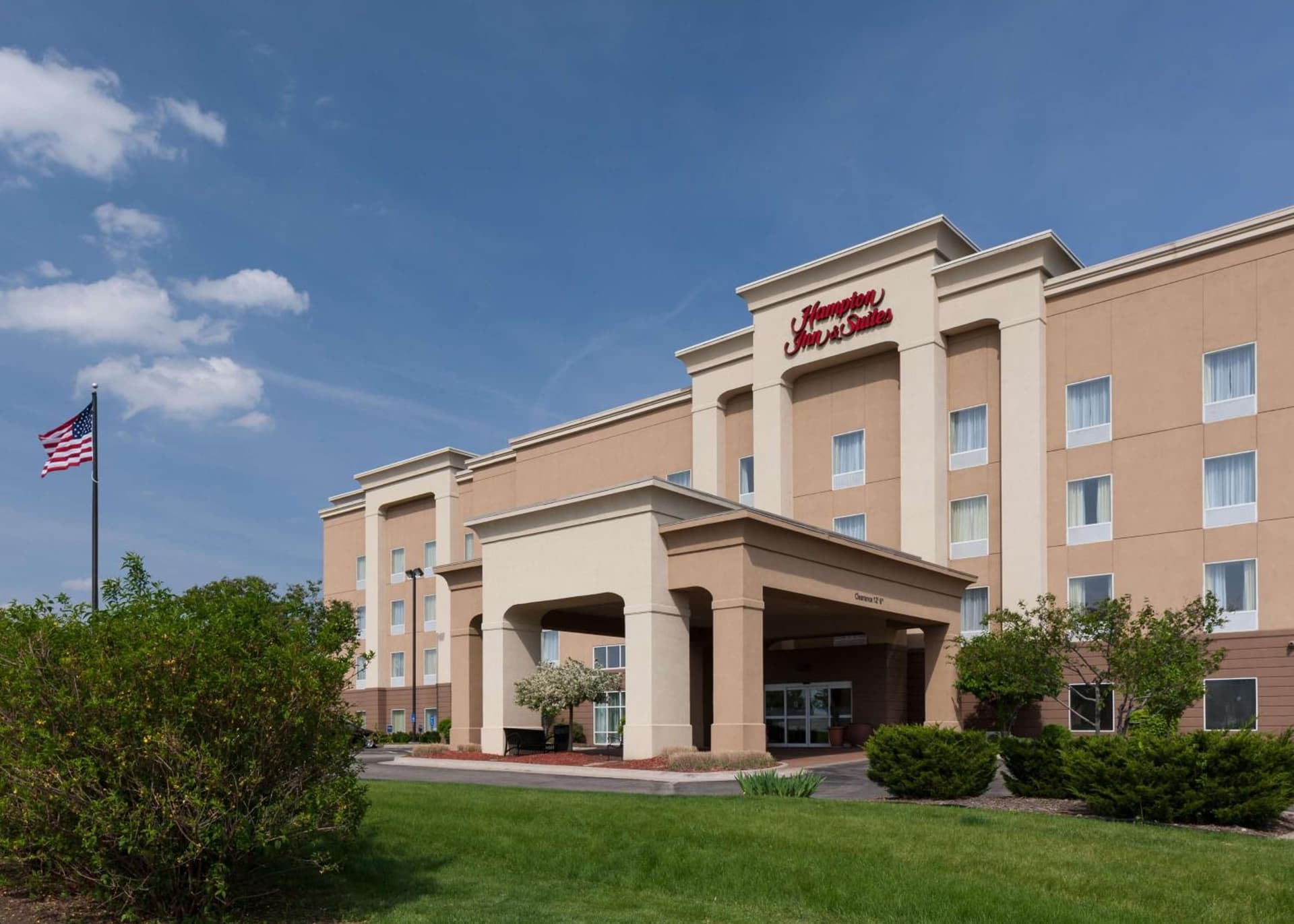 Hampton Inn & Suites Davenport interior in Davenport, IA — gallery photo 2