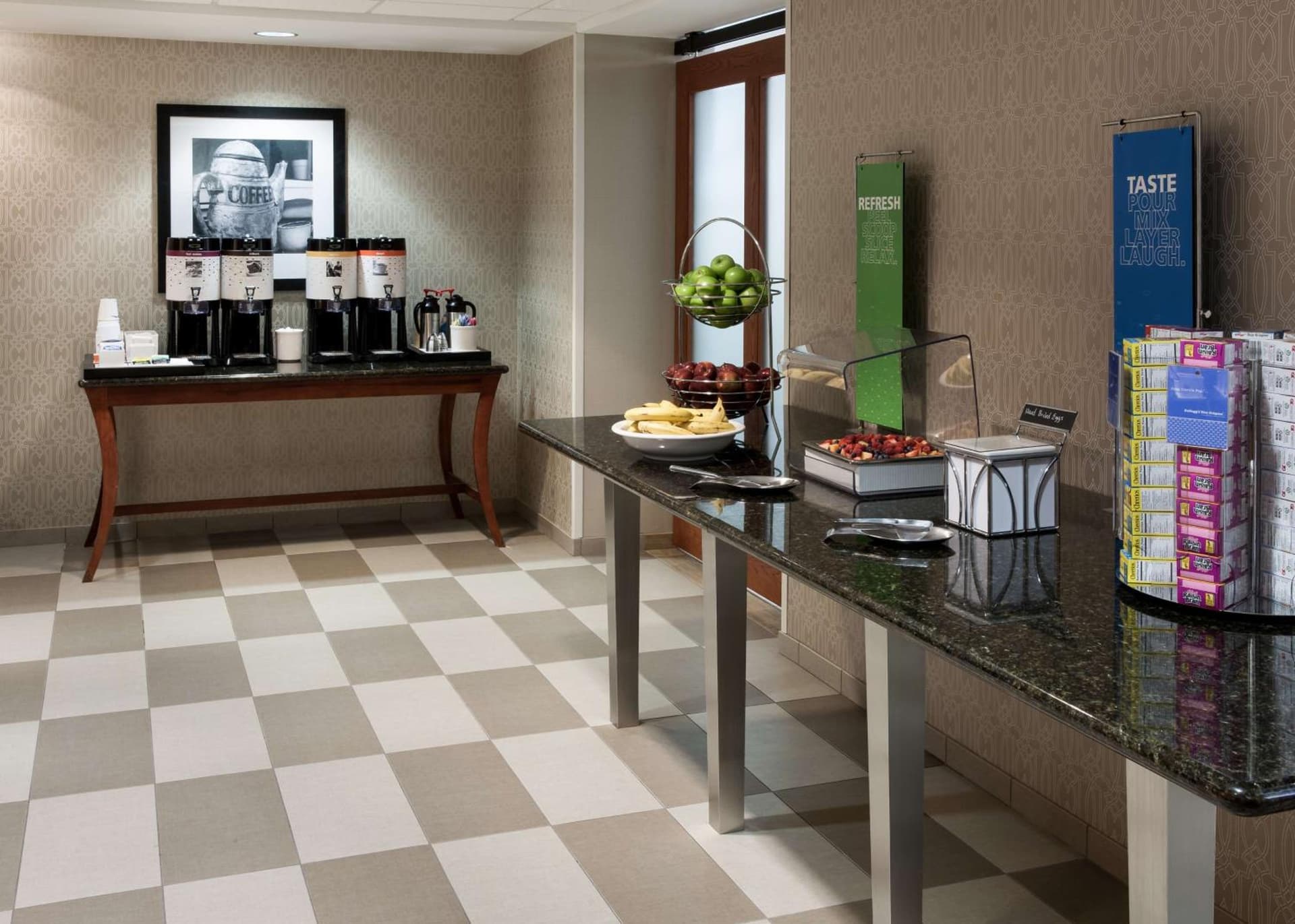 Hampton Inn & Suites Davenport gallery photo in Davenport, IA — image 9