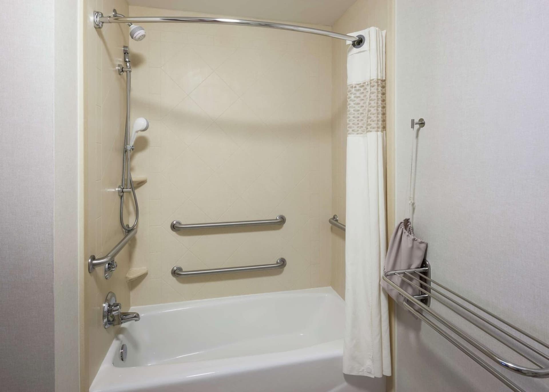 Hampton Inn & Suites Davenport gallery photo in Davenport, IA — image 16