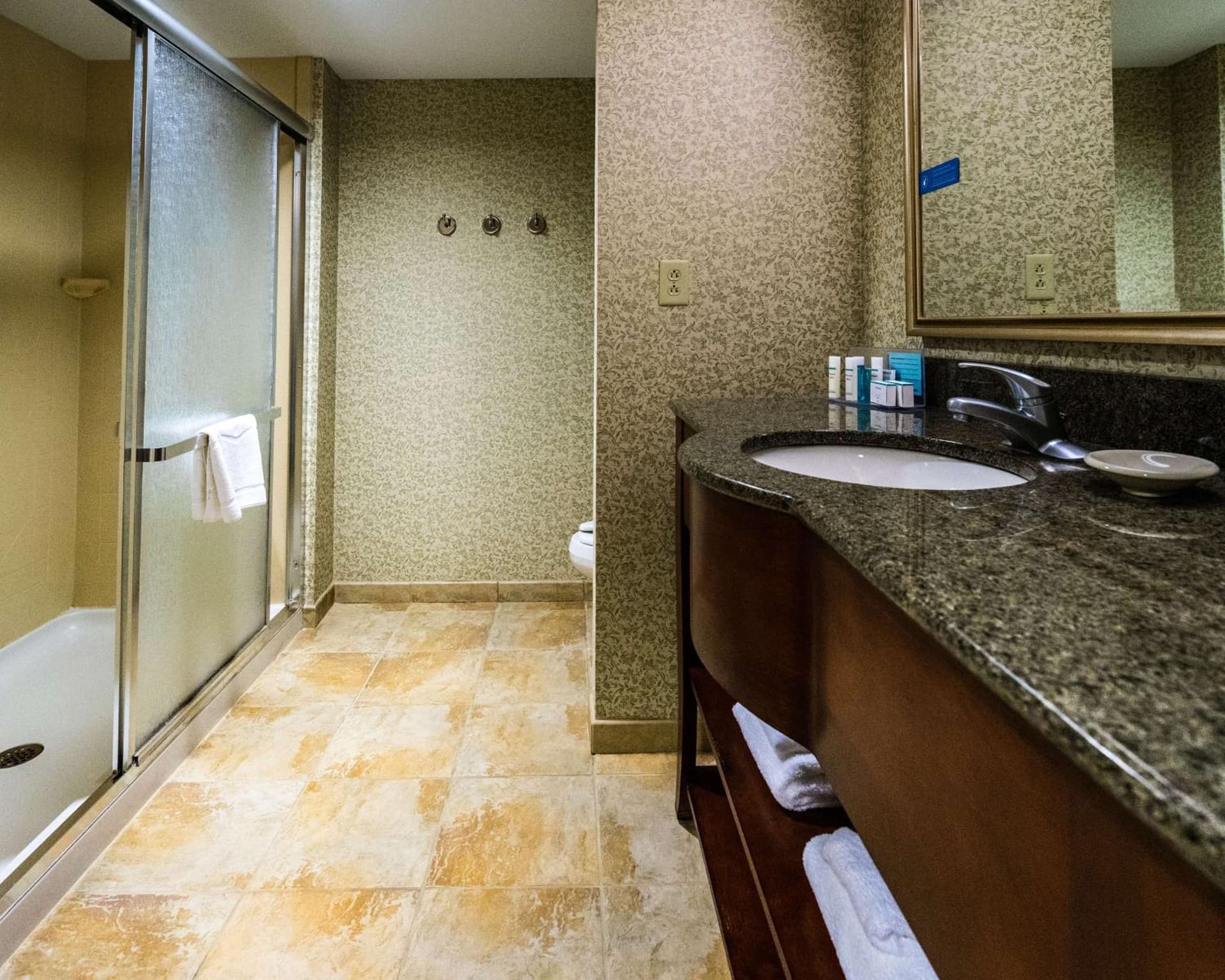 Hampton Inn Easton interior in Easton, MD — gallery photo 2