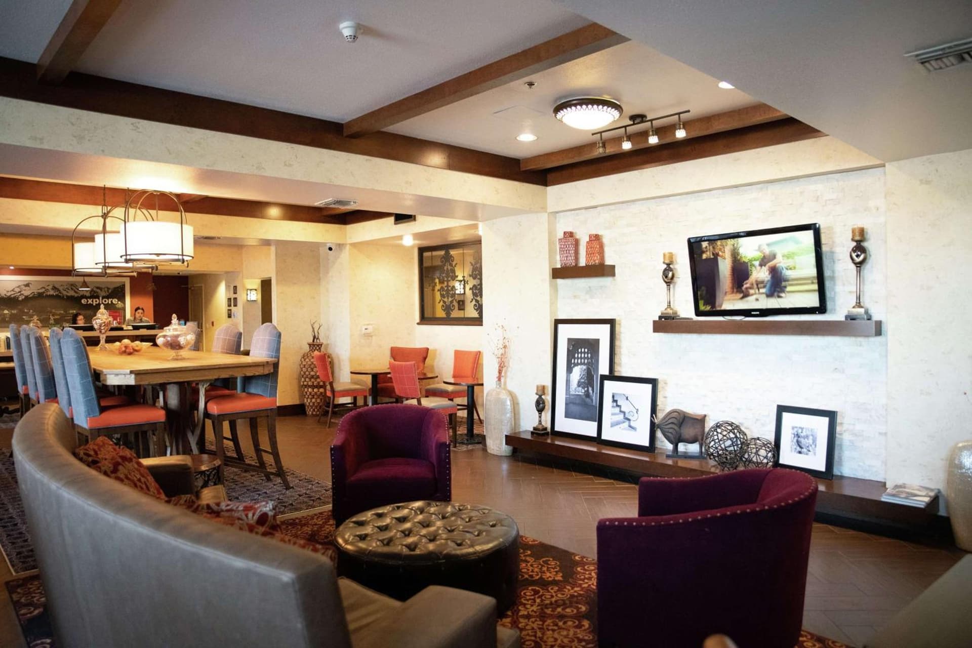 Hampton Inn & Suites Fresno interior in Fresno, CA — gallery photo 2