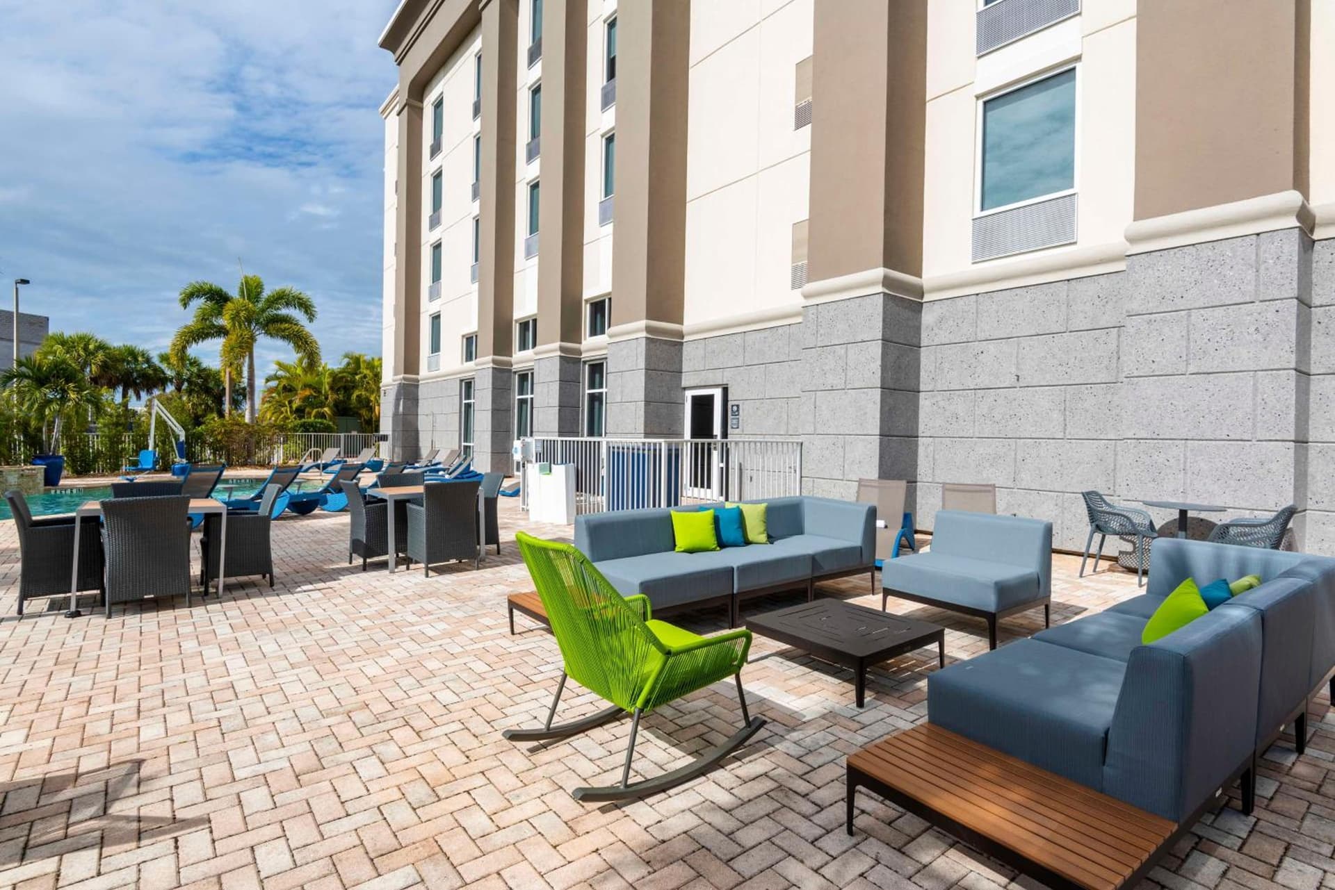 Hampton Inn & Suites Fort Myers-Colonial Boulevard interior in Fort Myers, FL — gallery photo 2