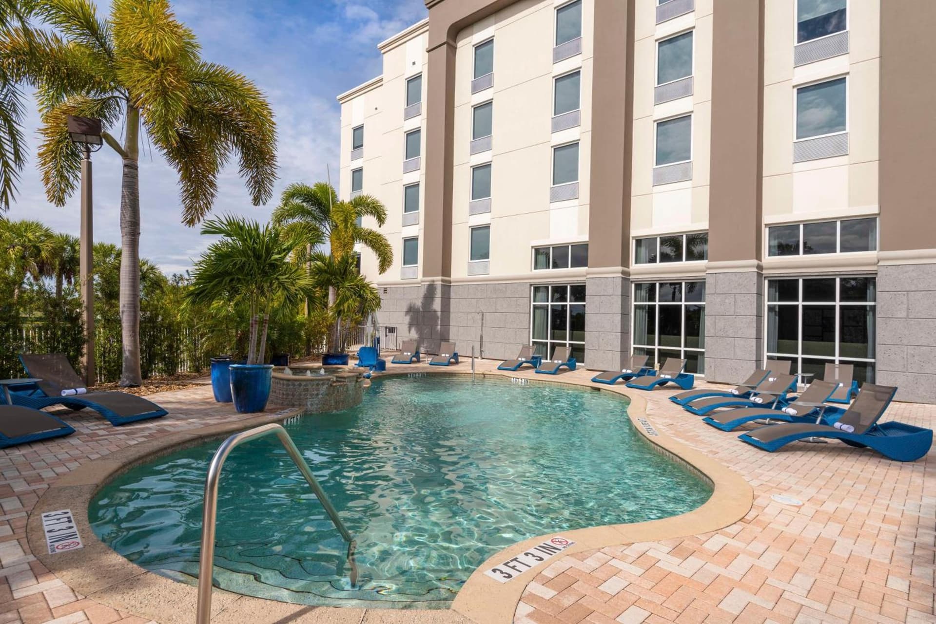 Hampton Inn & Suites Fort Myers-Colonial Boulevard gallery photo in Fort Myers, FL — image 13