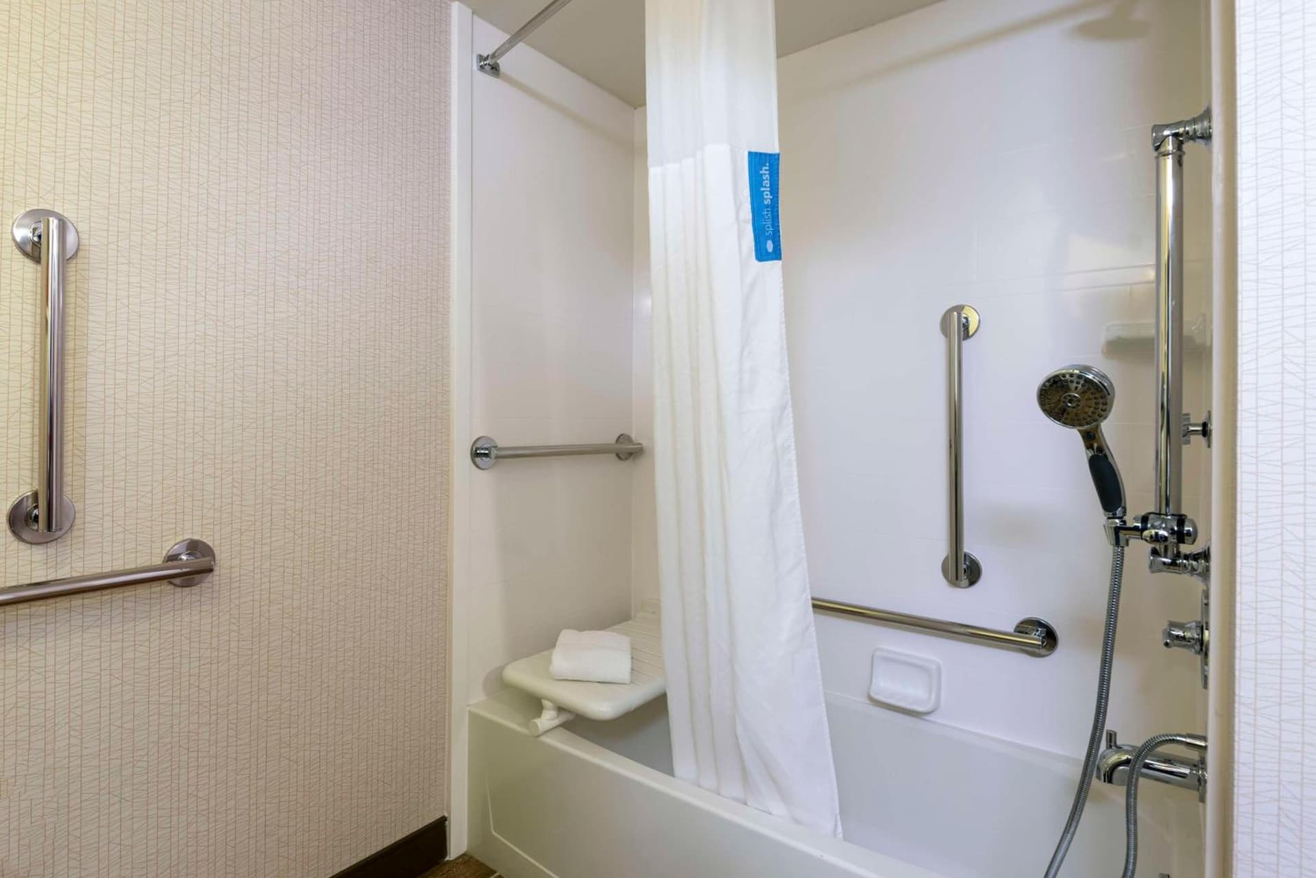 Hampton Inn & Suites Fort Myers-Colonial Boulevard gallery photo in Fort Myers, FL — image 35