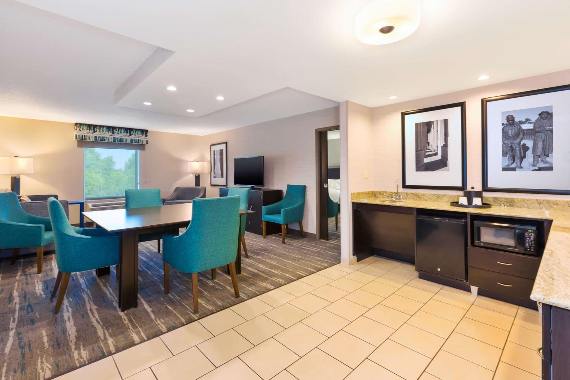 Hampton Inn and Suites Flint/Grand Blanc interior in Flint, MI — gallery photo 2