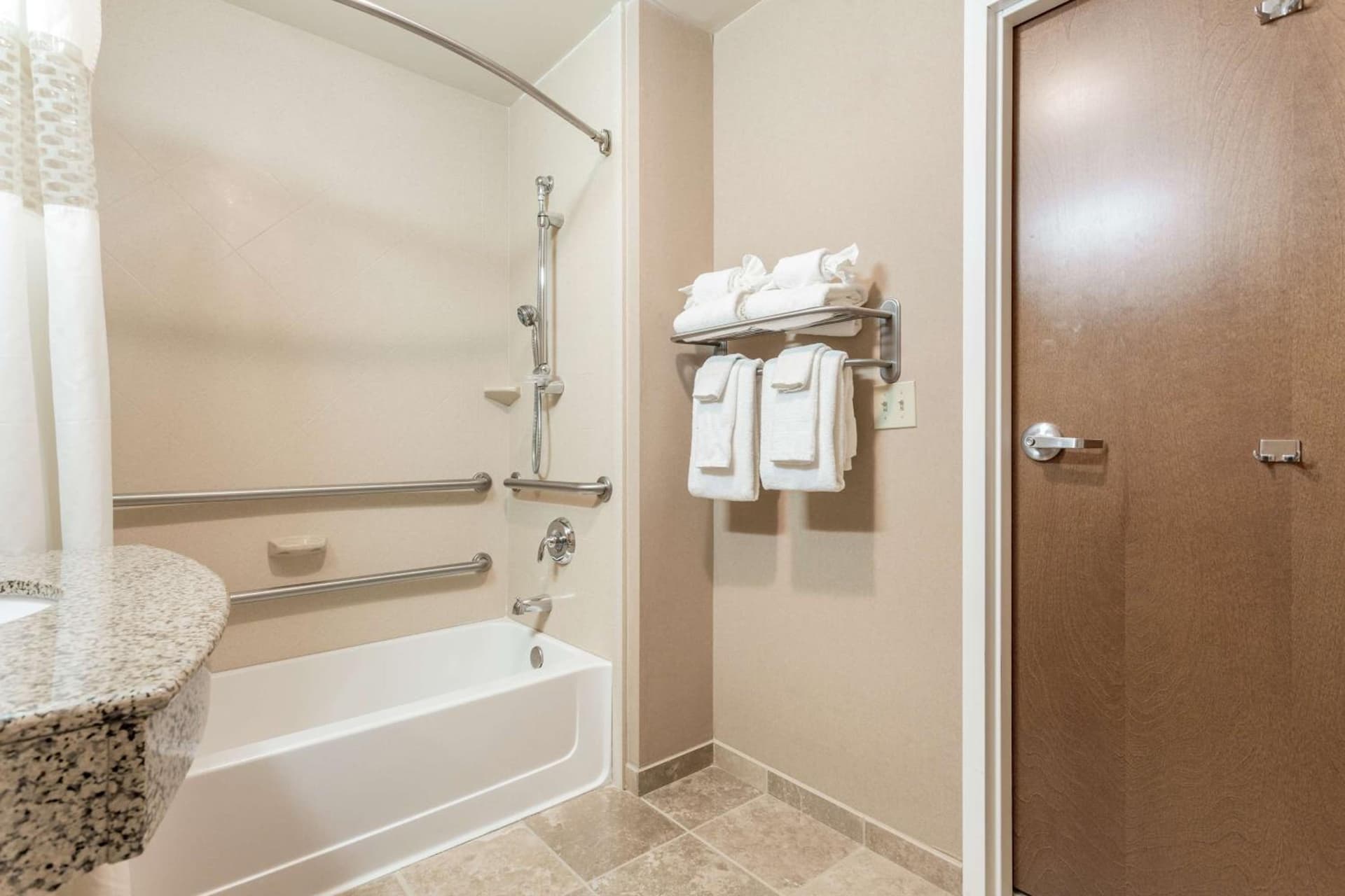 Hampton Inn Auburn gallery photo in Auburn, IN — image 13