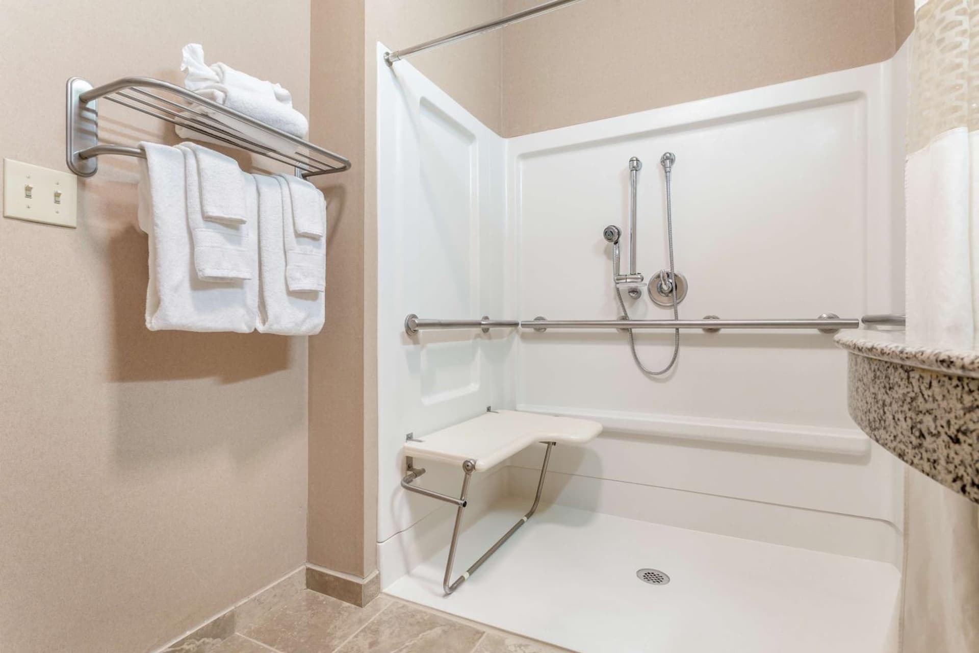 Hampton Inn Auburn gallery photo in Auburn, IN — image 7