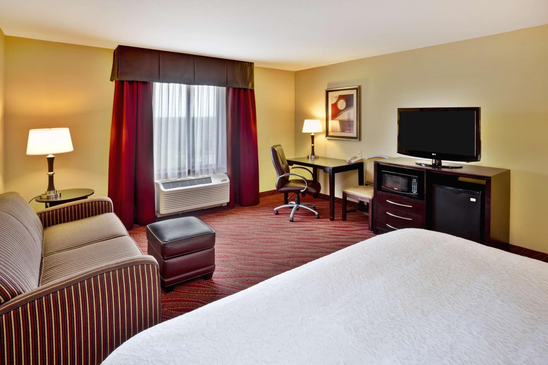 Hampton Inn Ft Wayne interior in Fort Wayne, IN — gallery photo 2
