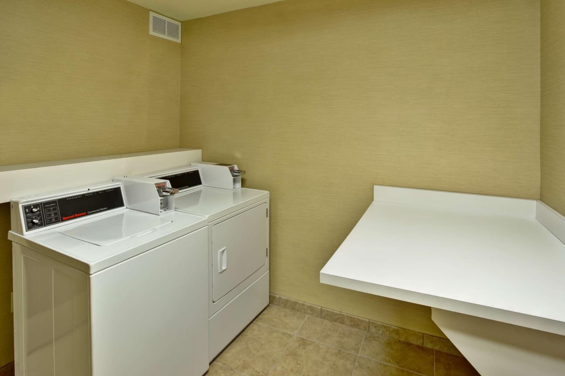 Hampton Inn Ft Wayne property views in Fort Wayne, IN — gallery photo 3