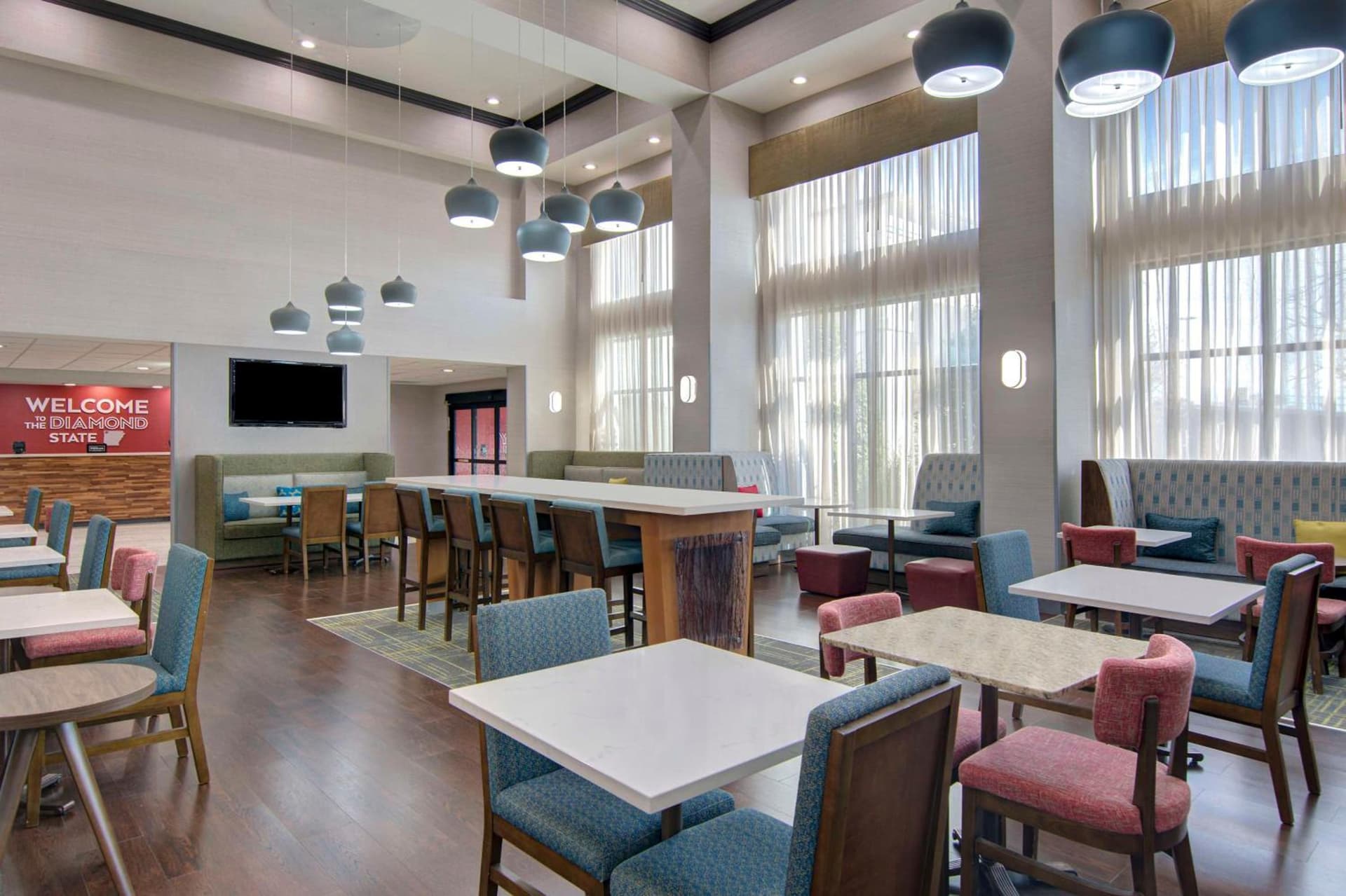 Hampton Inn Fayetteville interior in Fayetteville, AR — gallery photo 2
