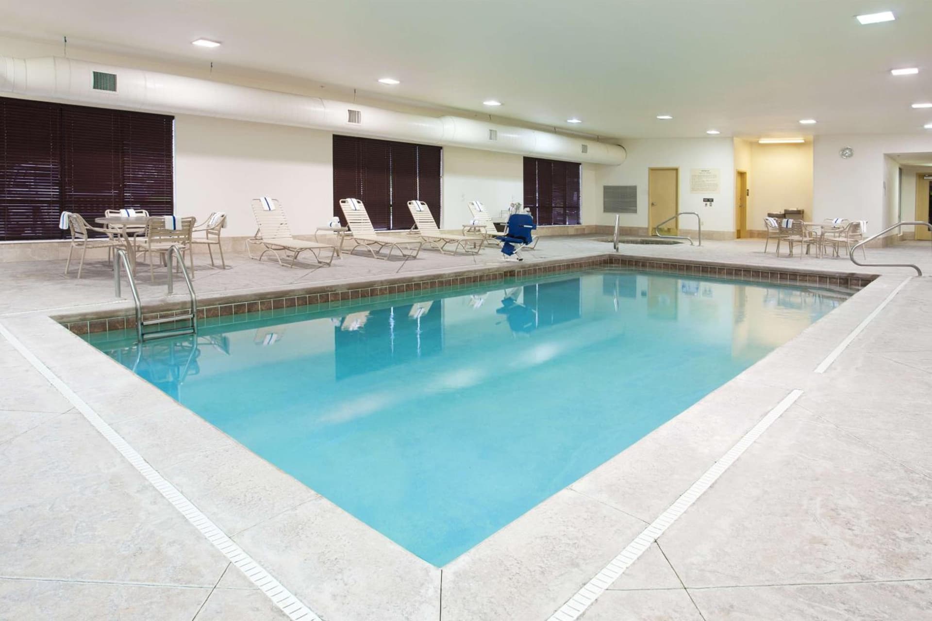 Hampton Inn & Suites Grove City gallery photo in Grove City, PA — image 11