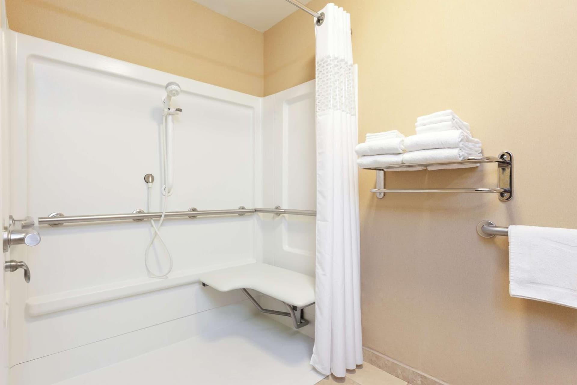 Hampton Inn & Suites Grove City gallery photo in Grove City, PA — image 19