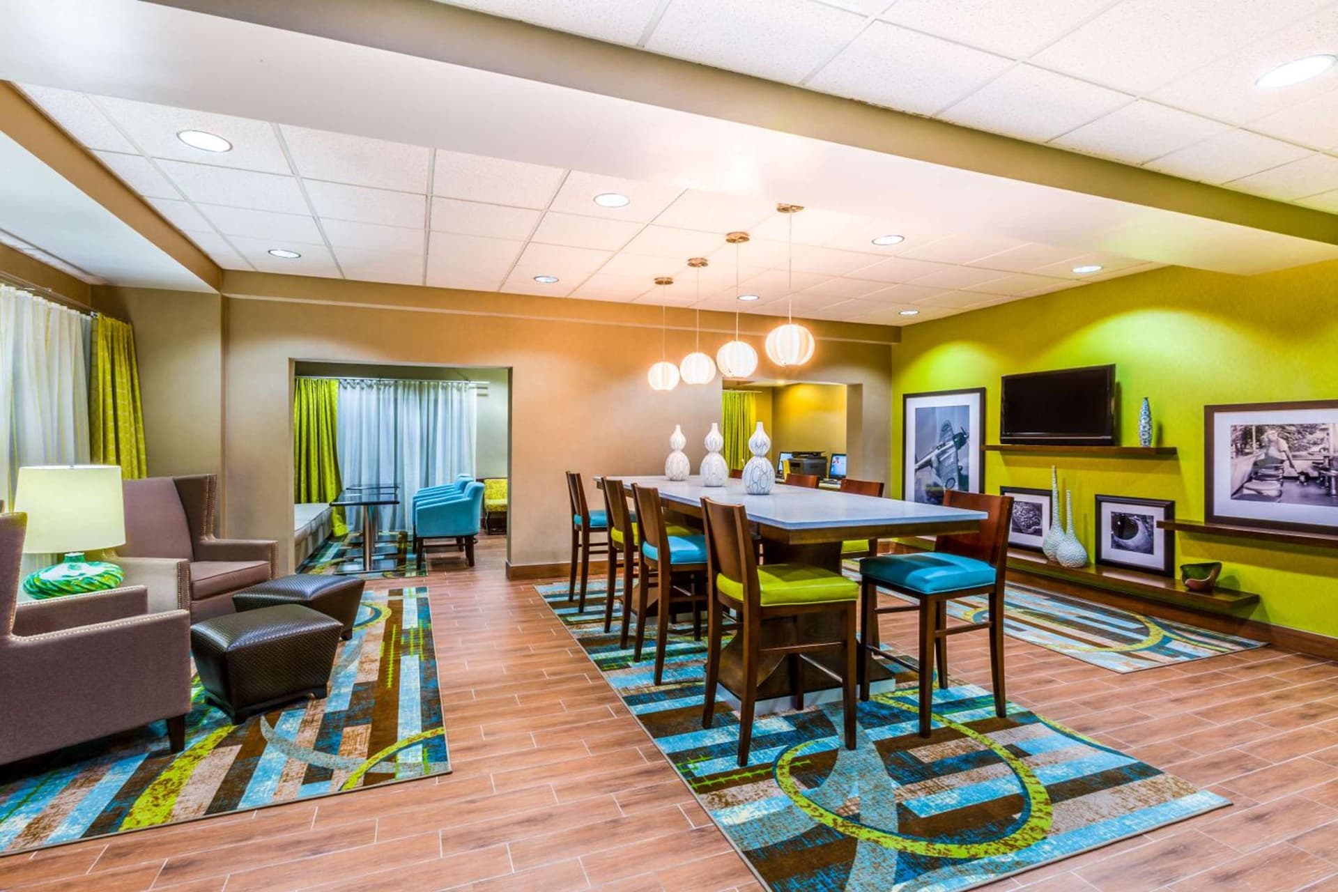 Hampton Inn Huntsville-Arsenal/South Parkway interior in Huntsville, AL — gallery photo 2