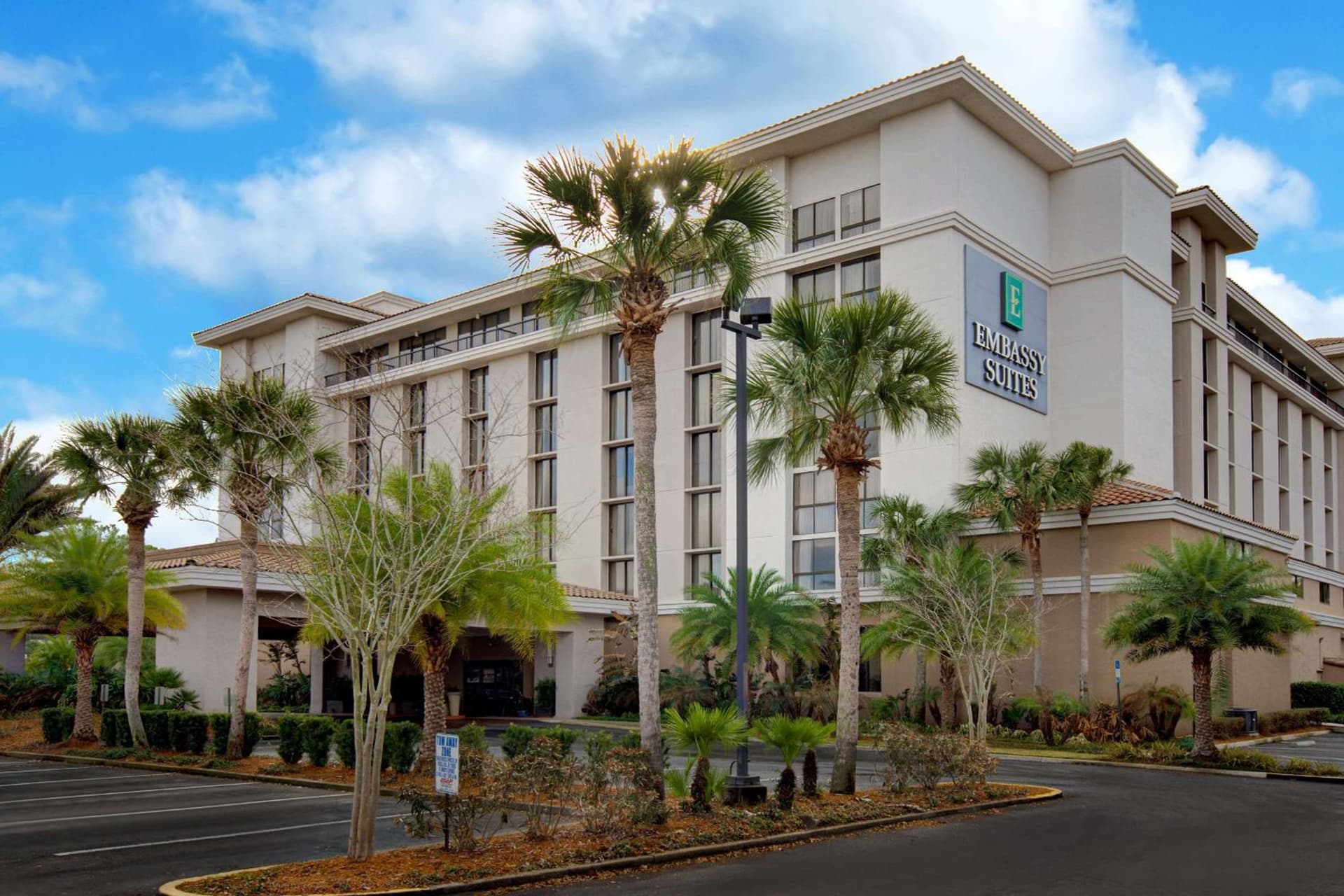Embassy Suites by Hilton Jacksonville Baymeadows interior in Jacksonville, FL — gallery photo 2