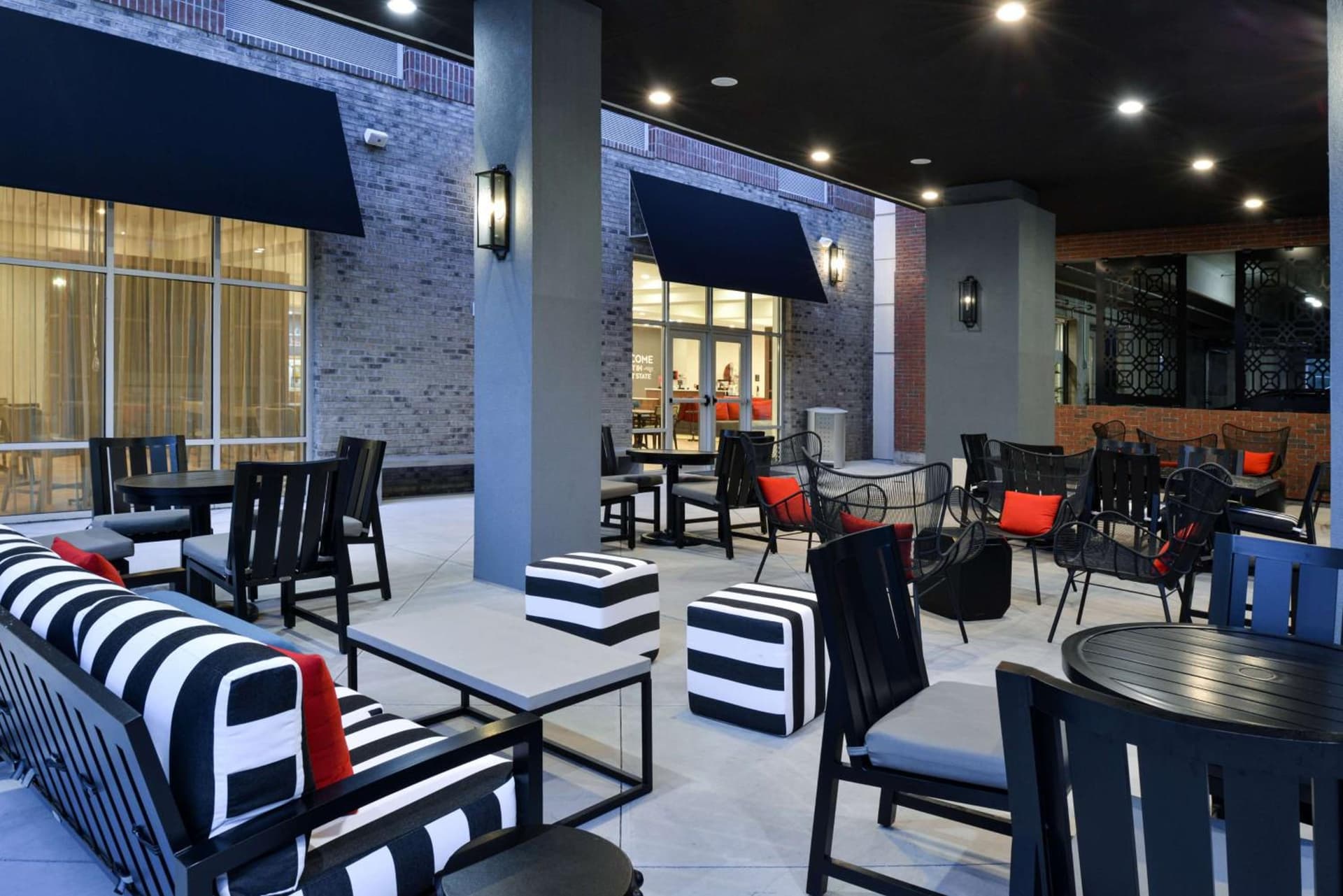 Hampton Inn & Suites Greensboro Downtown, Nc interior in Greensboro, NC — gallery photo 2