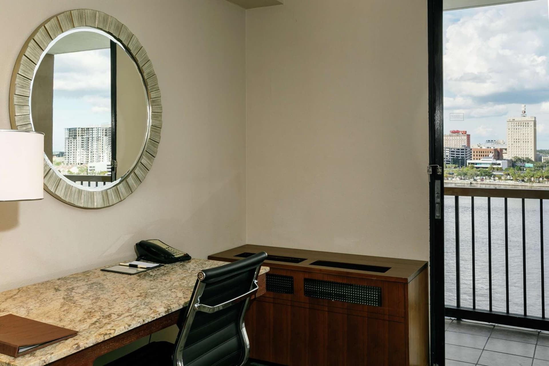 DoubleTree by Hilton Hotel Jacksonville Riverfront gallery photo in Jacksonville, FL — image 17