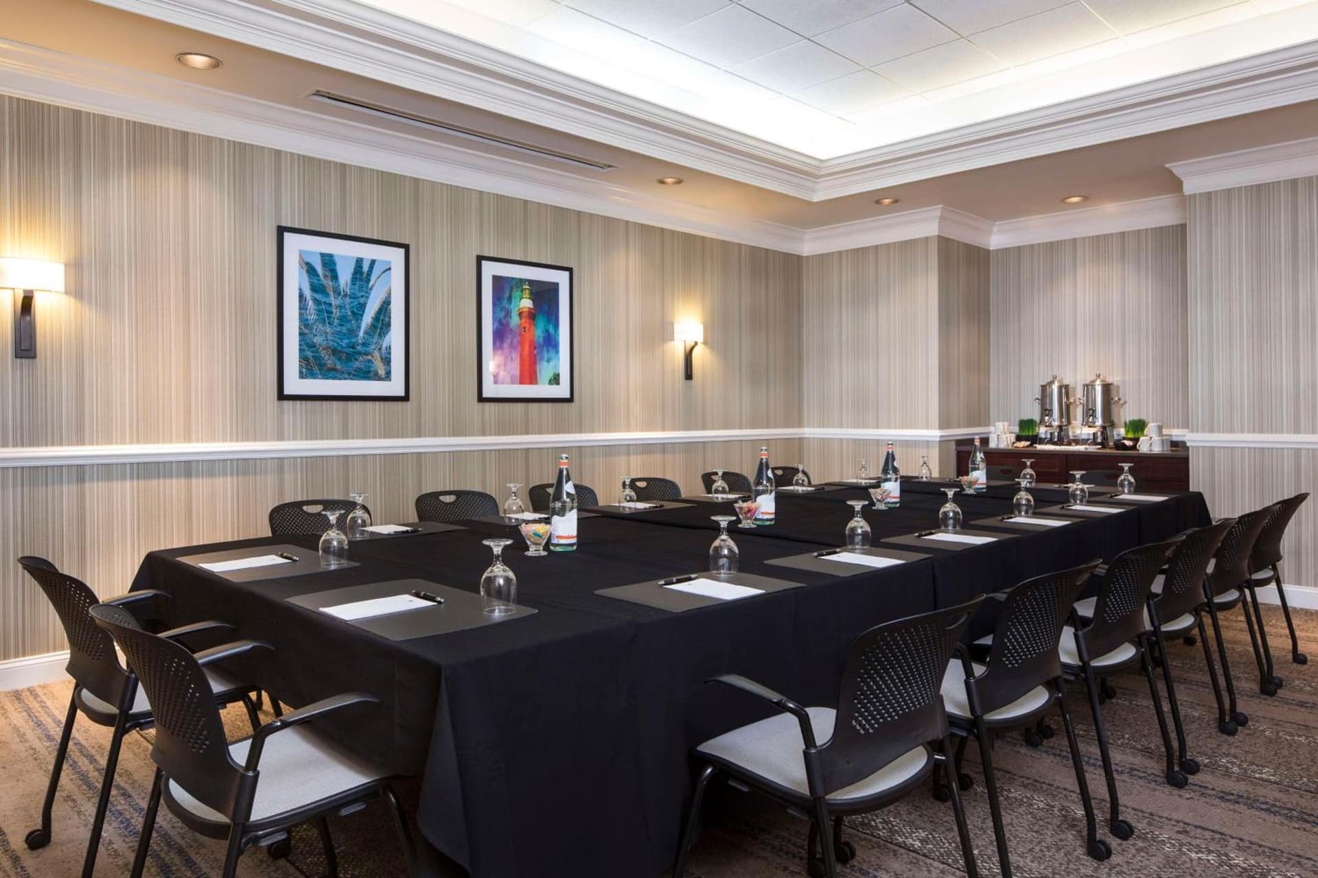 DoubleTree by Hilton Hotel Jacksonville Riverfront interior in Jacksonville, FL — gallery photo 2