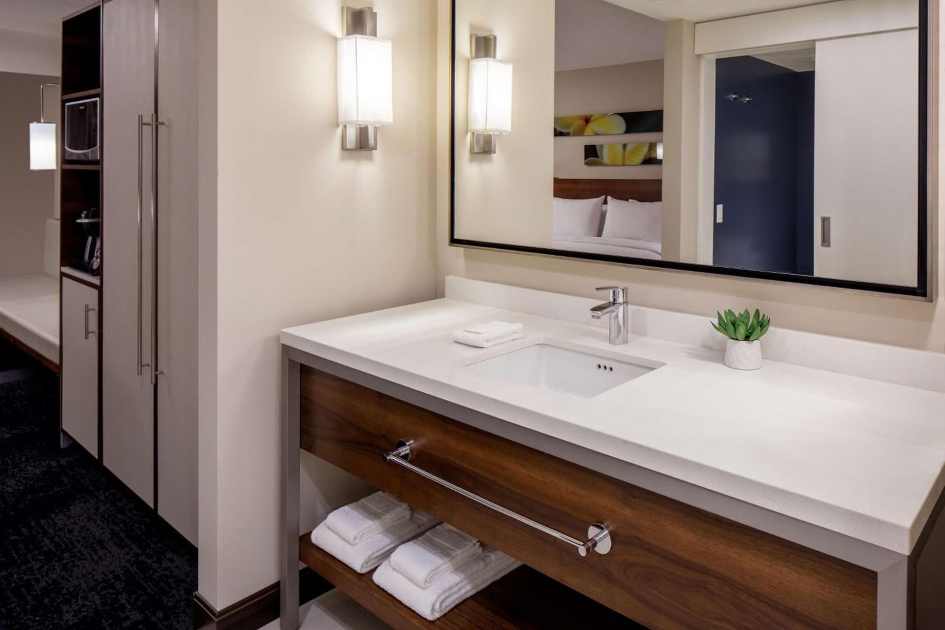 Hilton Garden Inn Waikiki Beach gallery photo in Honolulu, HI — image 59