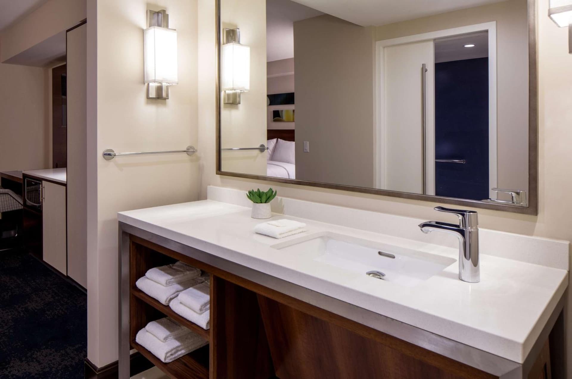 Hilton Garden Inn Waikiki Beach gallery photo in Honolulu, HI — image 15