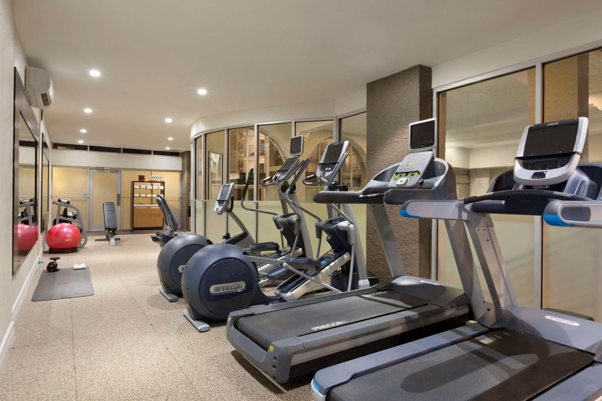 Embassy Suites by Hilton El Paso gallery photo in El Paso, TX — image 12