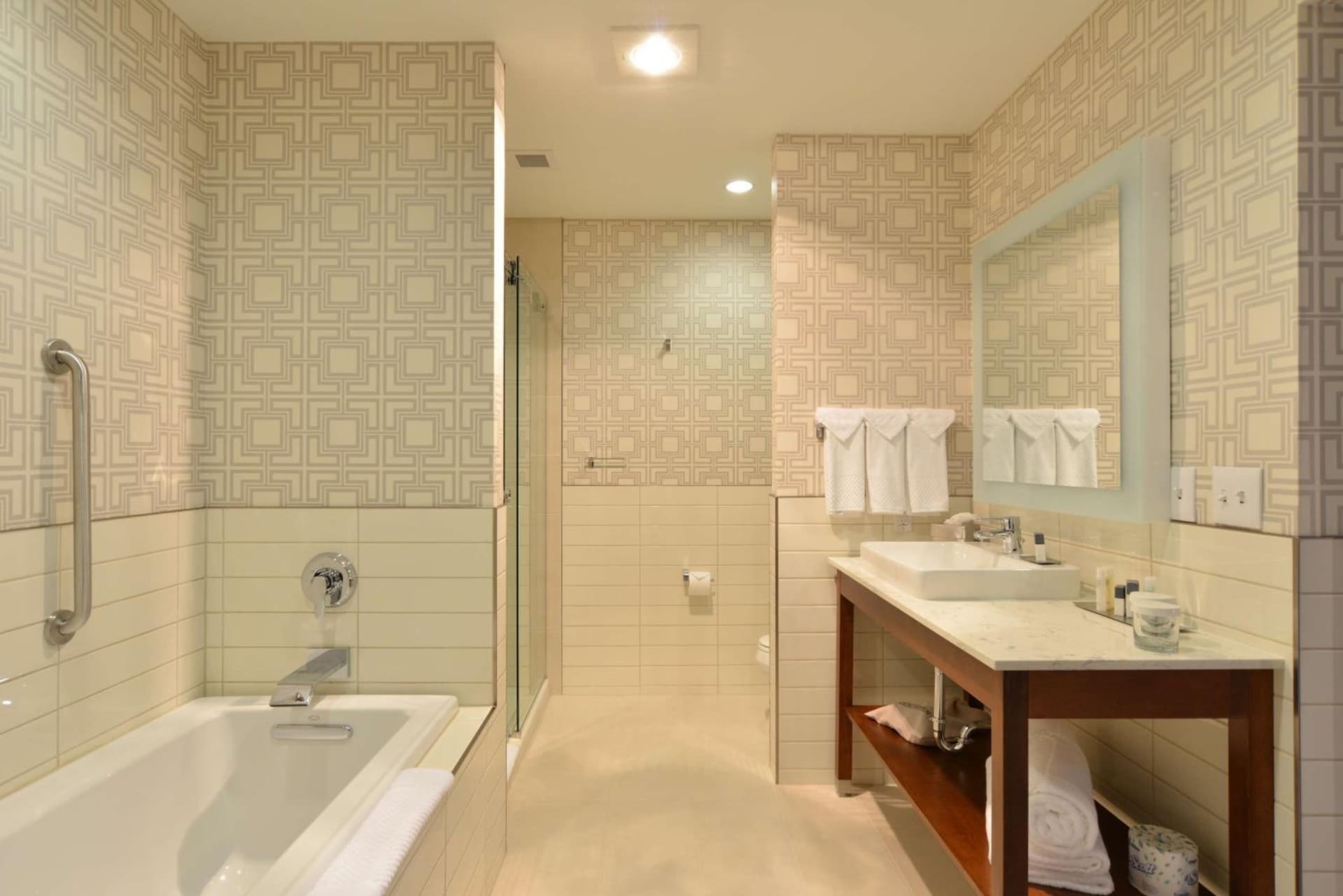 The Lismore Hotel Eau Claire - a DoubleTree by Hilton gallery photo in Eau Claire, WI — image 22
