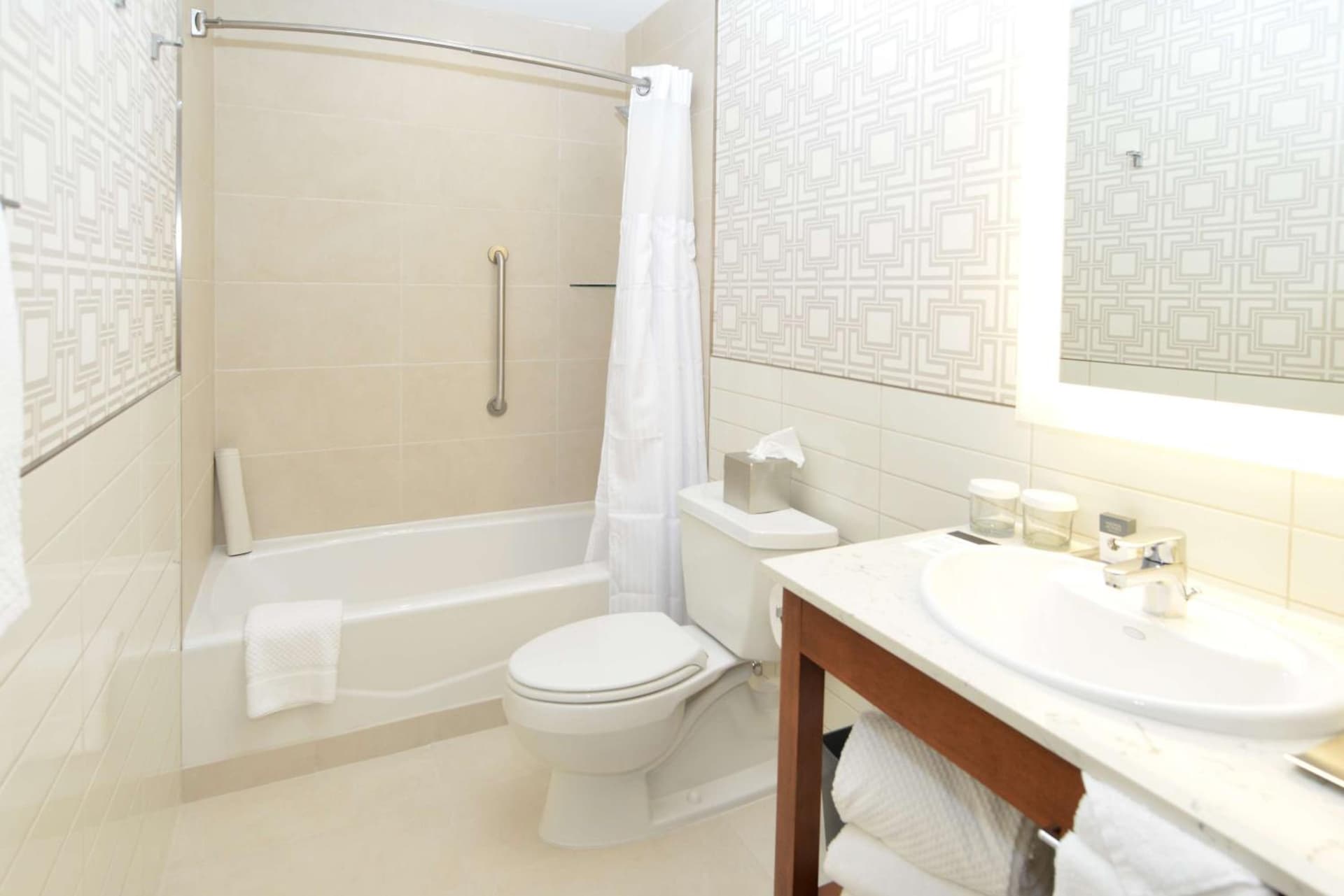 The Lismore Hotel Eau Claire - a DoubleTree by Hilton gallery photo in Eau Claire, WI — image 33