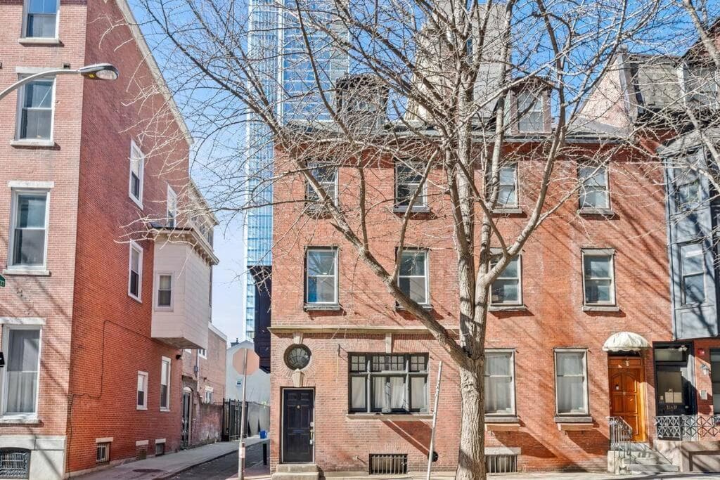 Cozy Apt in Center City! featured exterior or lobby in Philadelphia, PA — similar hotel