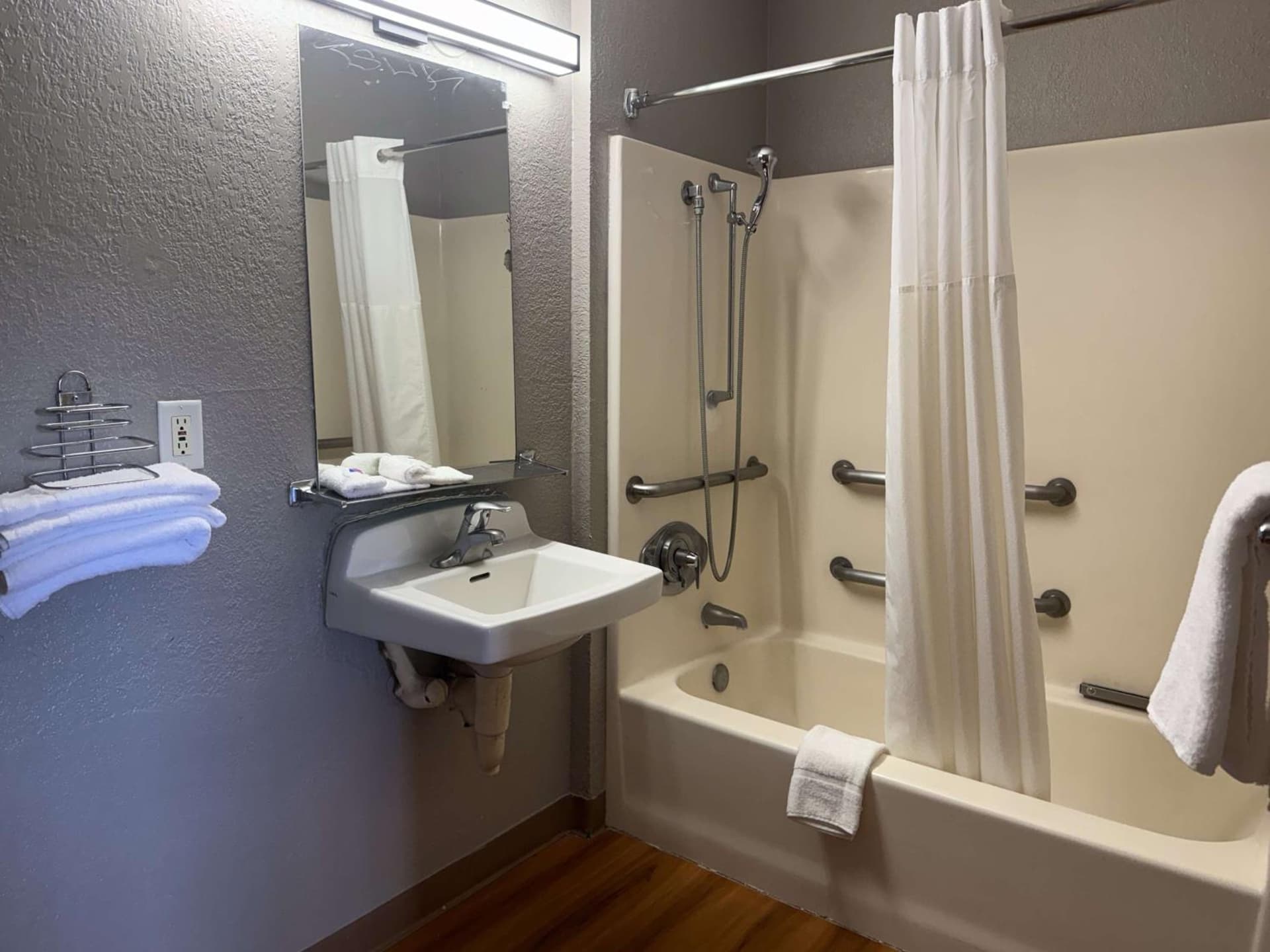 Motel 6-Simi Valley, CA interior in Simi Valley, CA — gallery photo 2