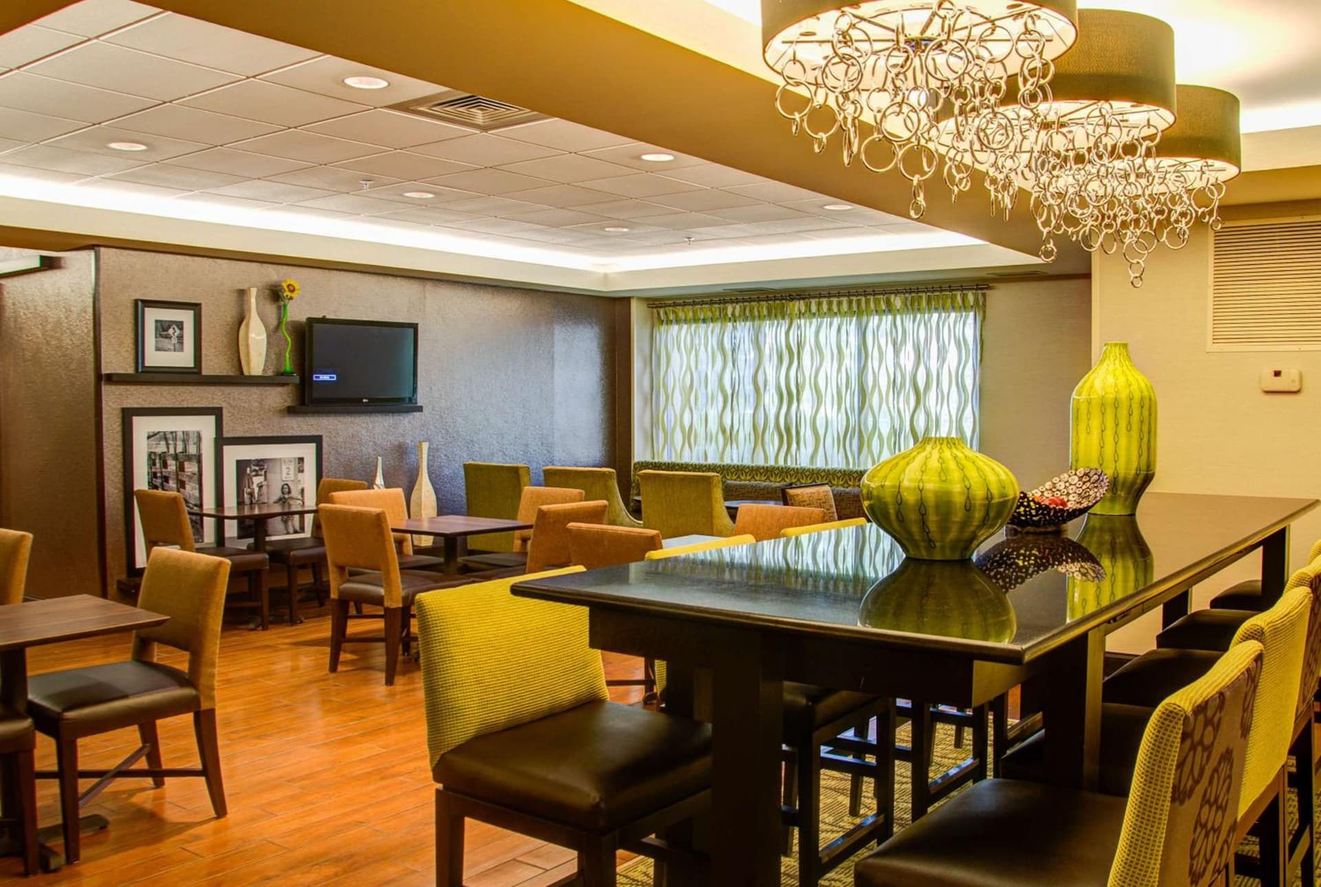 Hampton Inn Frankfort interior in Frankfort, KY — gallery photo 2