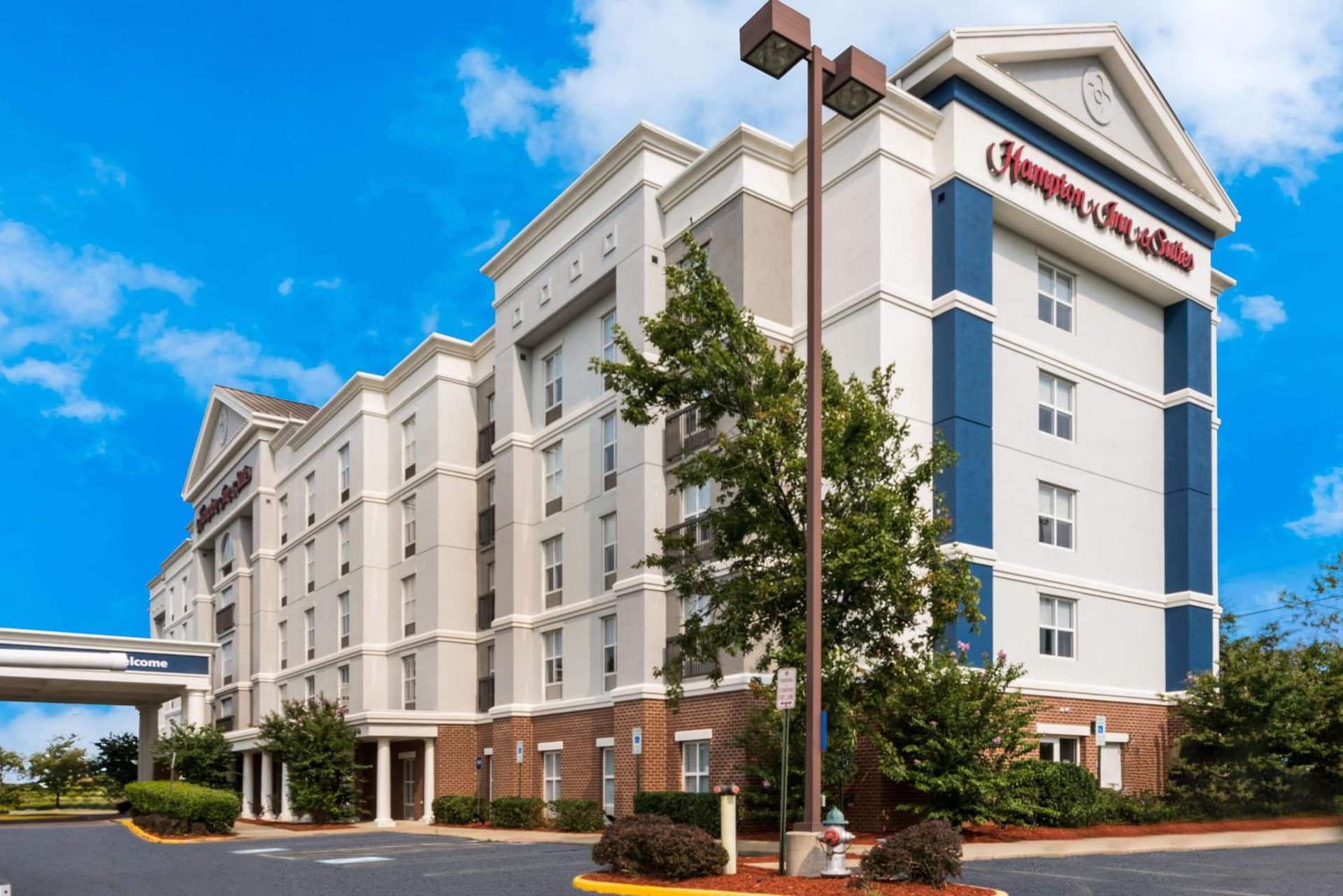 Hampton Inn and Suites Fredericksburg interior in Fredericksburg, VA — gallery photo 2
