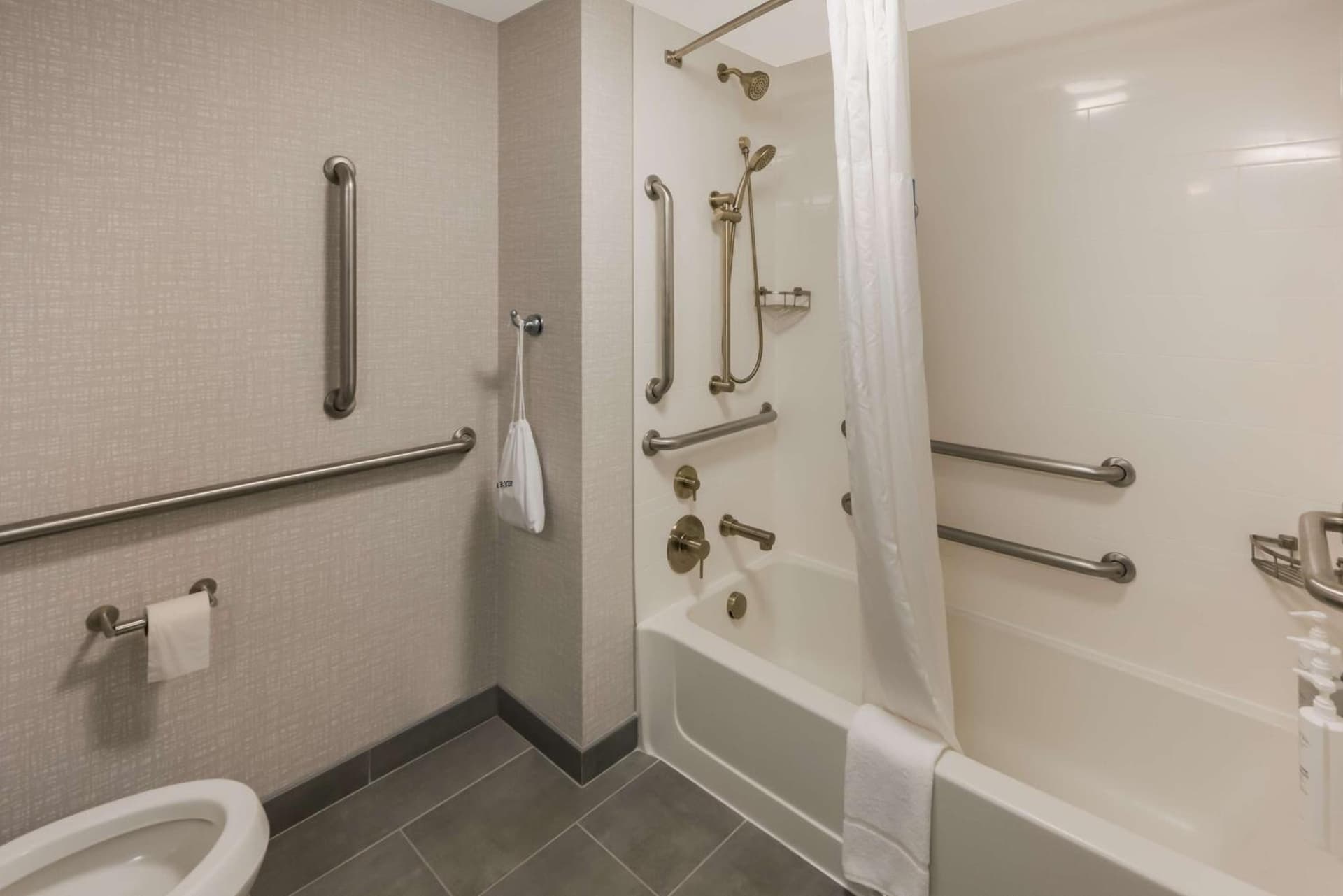 Hampton Inn and Suites Fredericksburg gallery photo in Fredericksburg, VA — image 36