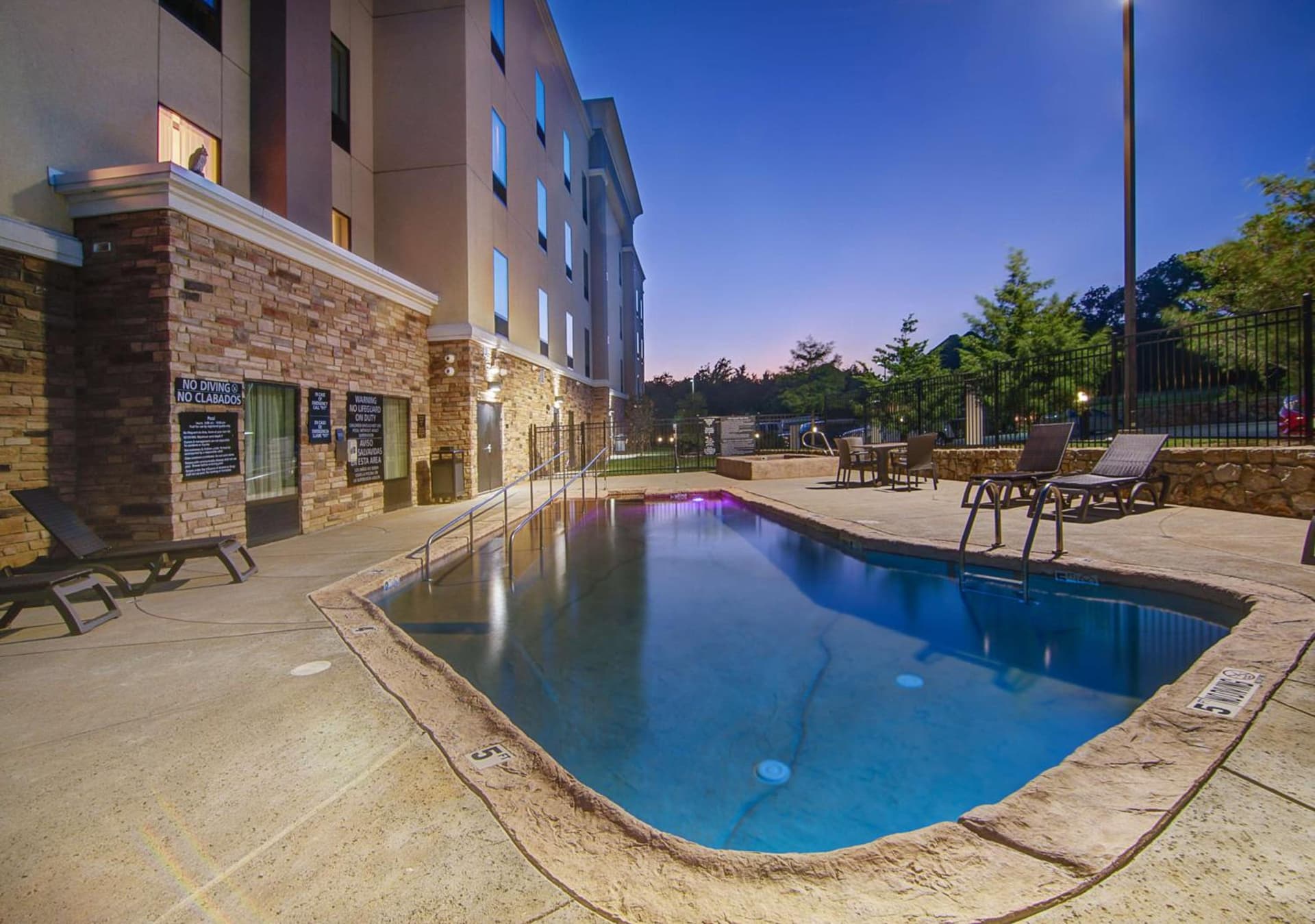 Hampton Inn and Suites Trophy Club - Fort Worth North interior in Trophy Club, TX — gallery photo 2