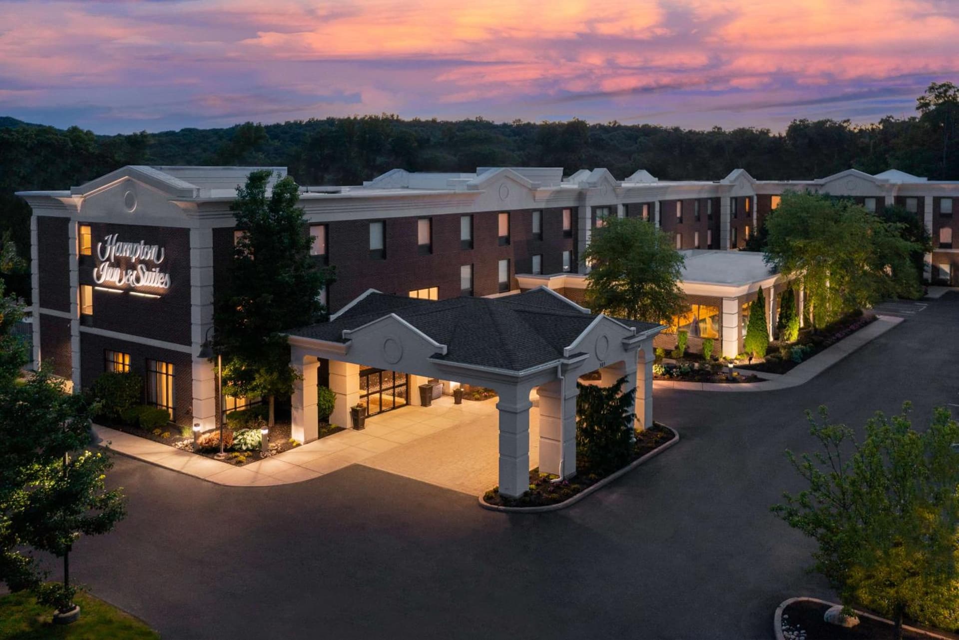 Hampton Inn and Suites Hartford/Farmington interior in Farmington — gallery photo 2