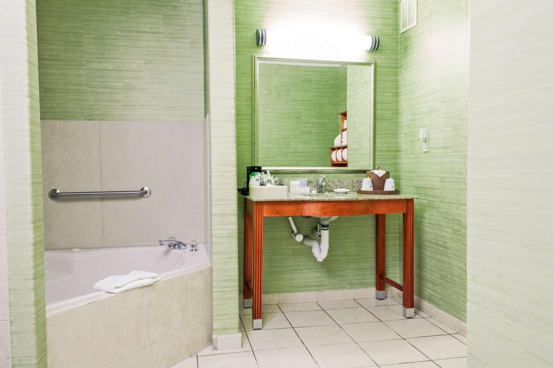 Hampton Inn & Suites Harlingen interior in Harlingen, TX — gallery photo 2