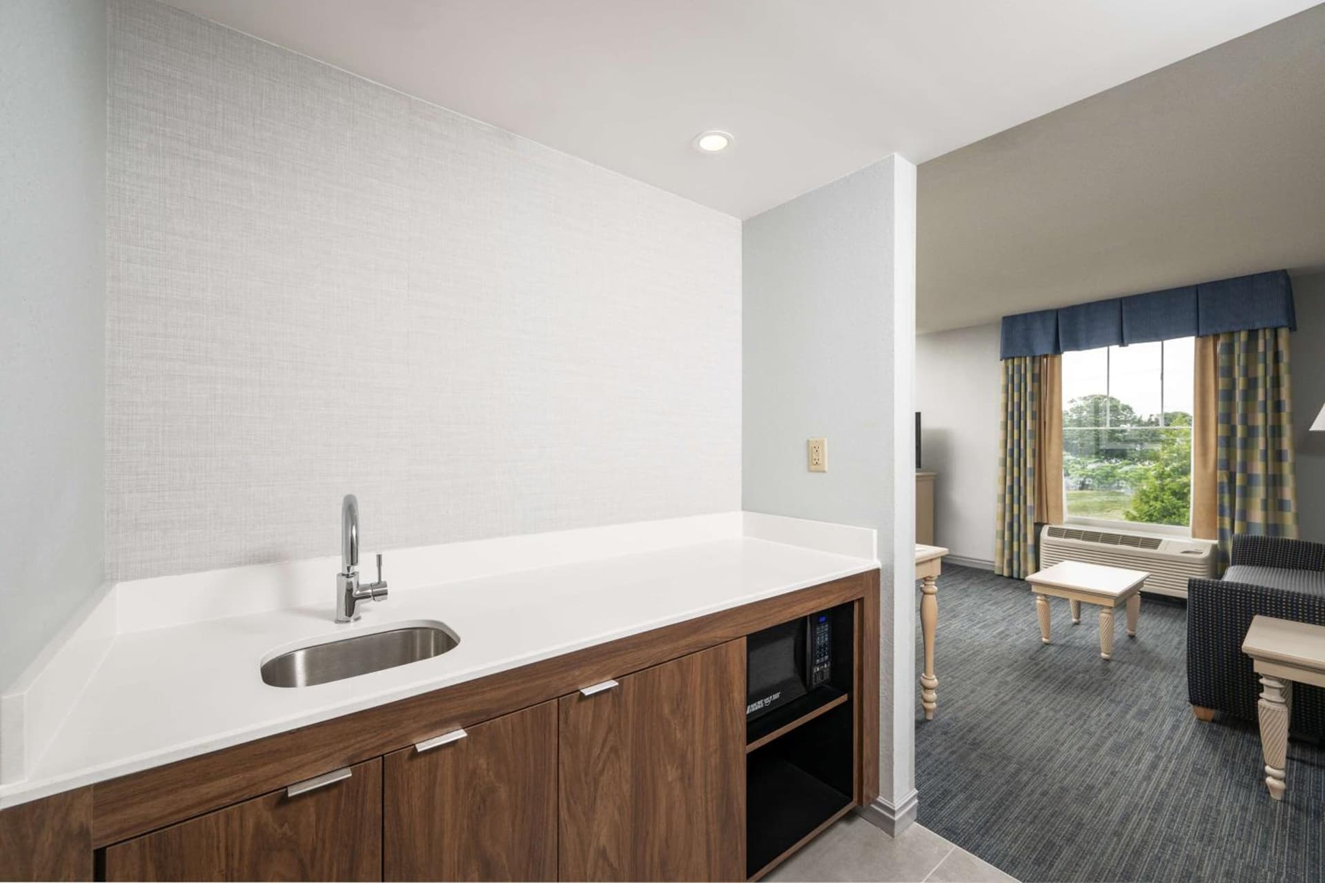 Hampton Inn & Suites - Cape Cod / West Yarmouth gallery photo in West Yarmouth, MA — image 8