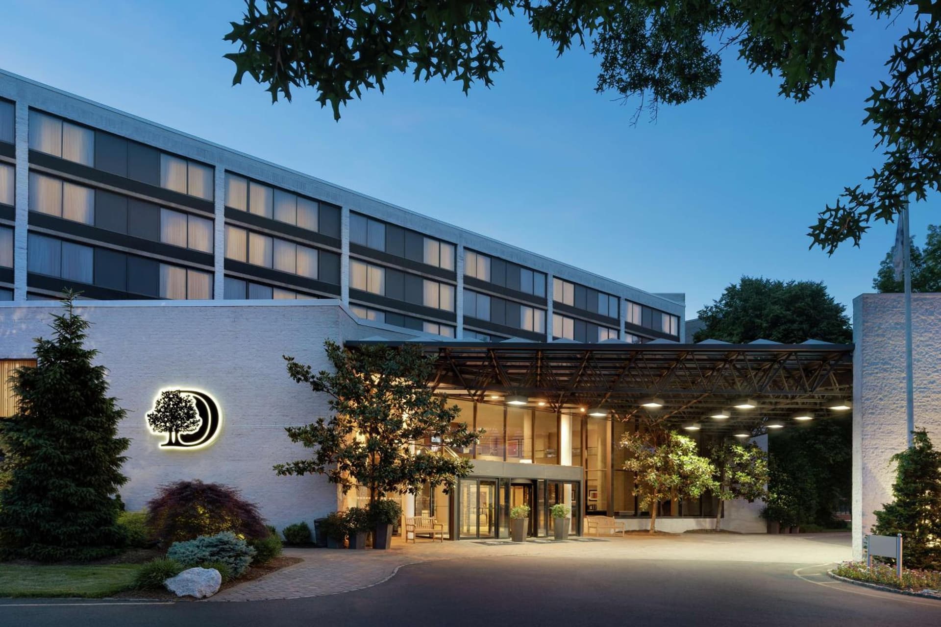 DoubleTree by Hilton Hotel & Executive Meeting Center Somerset interior in Somerset, NJ — gallery photo 2
