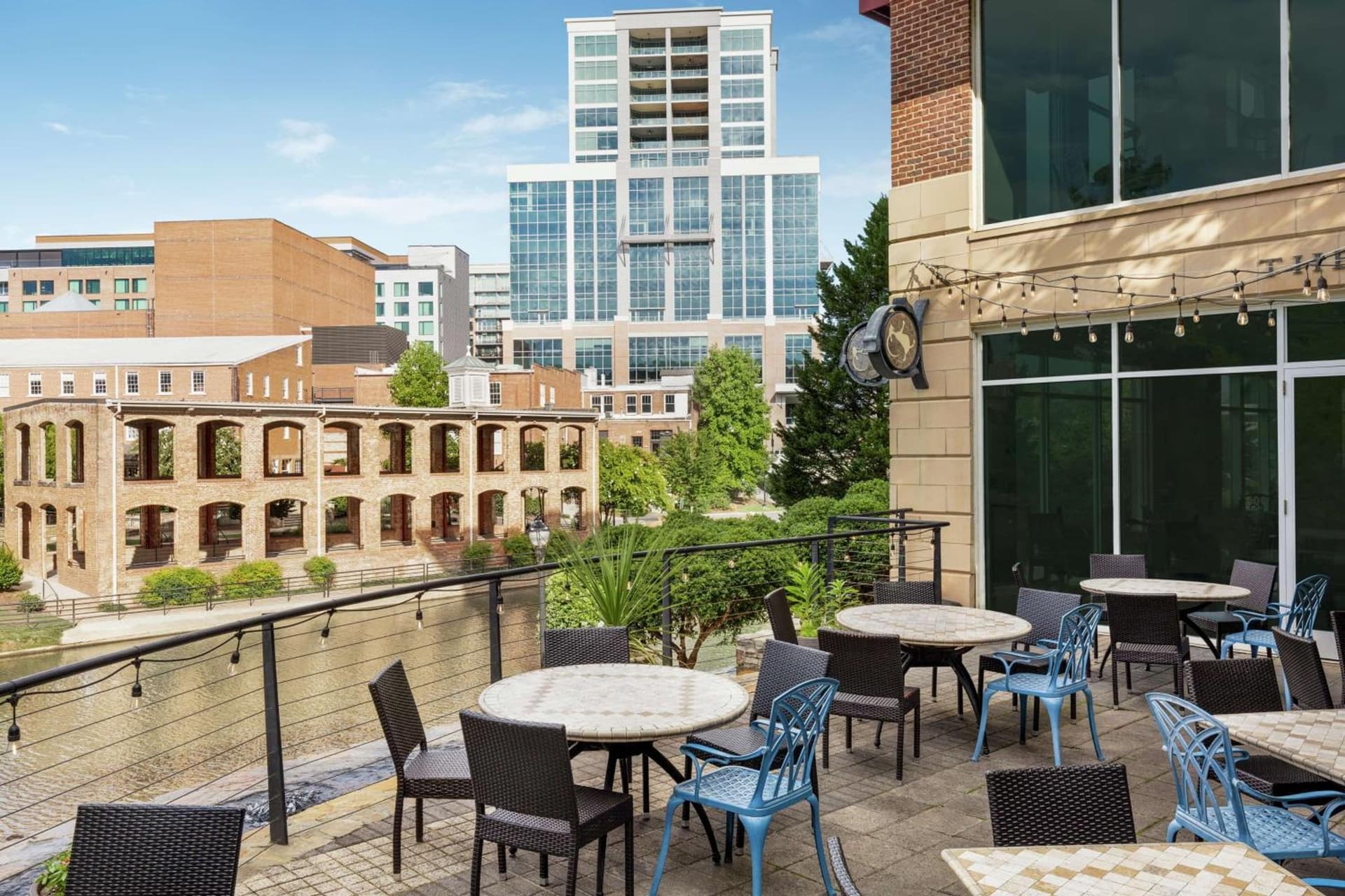 Hampton Inn & Suites Greenville-Downtown-Riverplace gallery photo in Greenville, SC — image 8