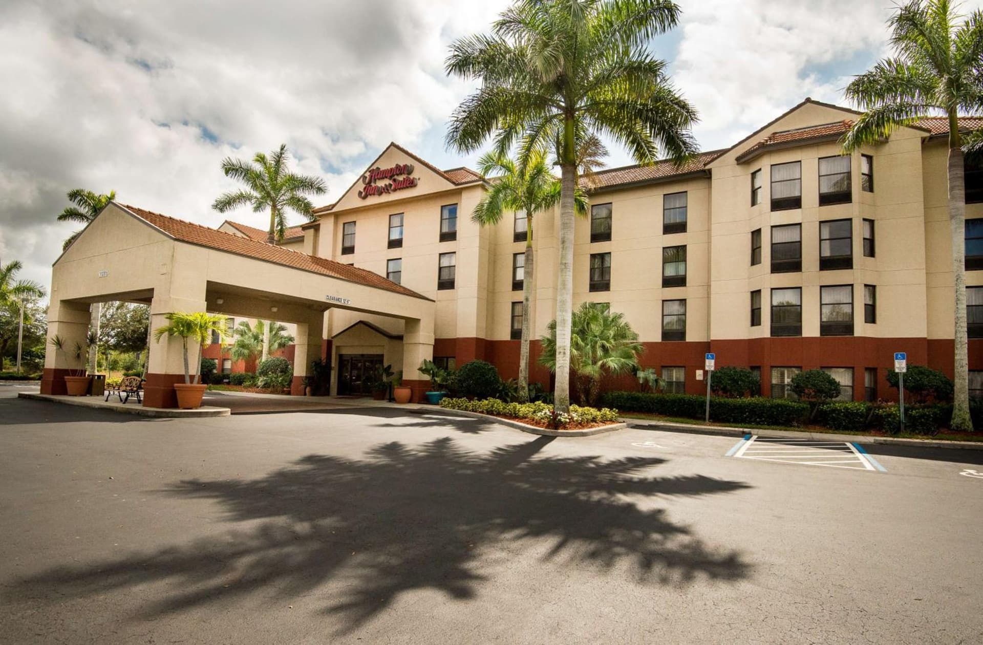 Hampton Inn & Suites Fort Myers Beach/Sanibel Gateway interior in Fort Myers Beach, FL — gallery photo 2