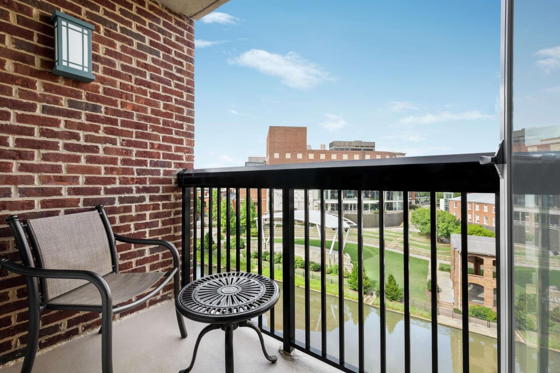 Hampton Inn & Suites Greenville-Downtown-Riverplace gallery photo in Greenville, SC — image 15