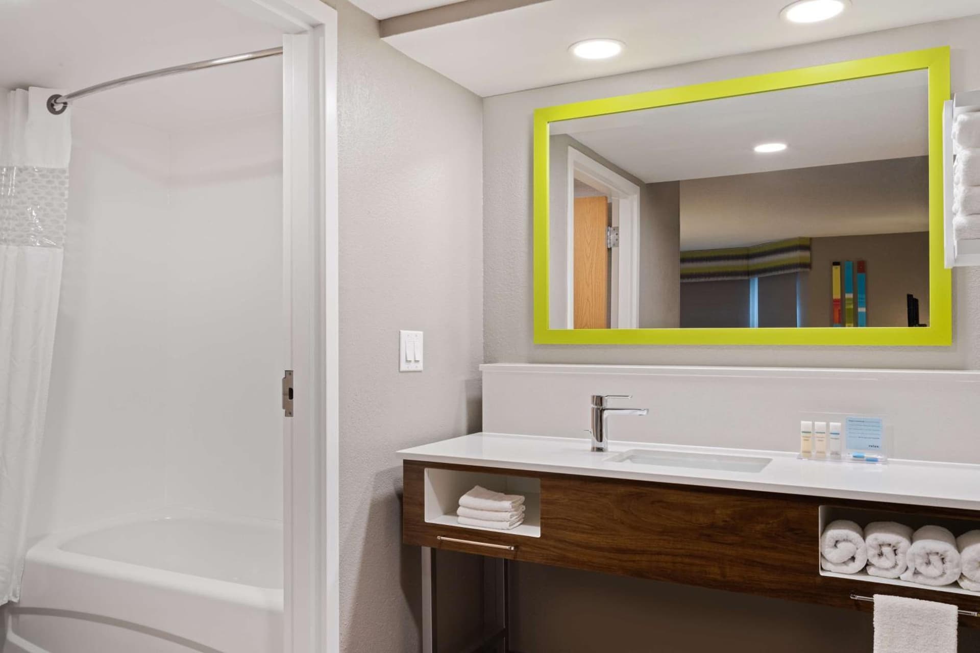 Hampton Inn & Suites Fort Myers Beach/Sanibel Gateway gallery photo in Fort Myers Beach, FL — image 4