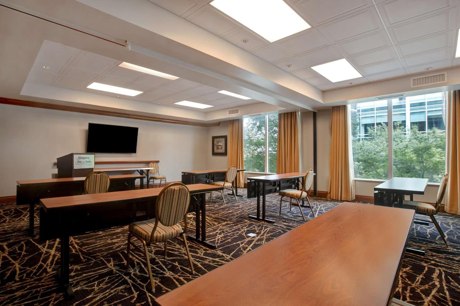 Hampton Inn & Suites Greenville-Downtown-Riverplace gallery photo in Greenville, SC — image 4