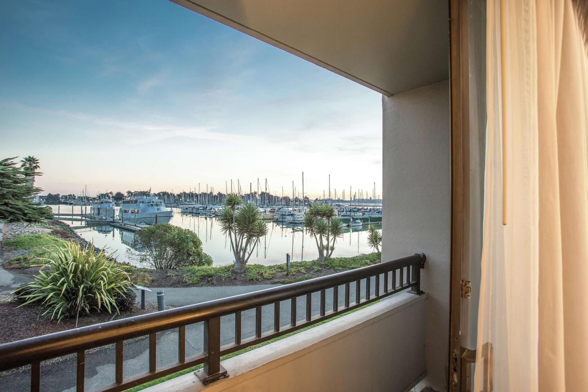 DoubleTree by Hilton Hotel Berkeley Marina gallery photo in Berkeley, CA — image 72