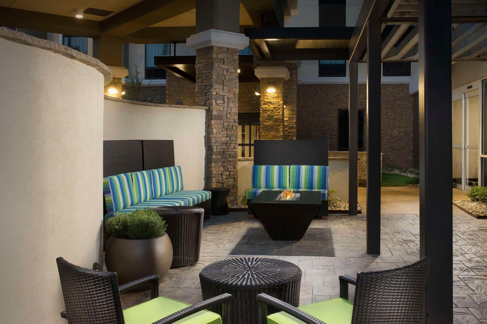 Hampton Inn by Hilton Hattiesburg interior in Hattiesburg, MS — gallery photo 2