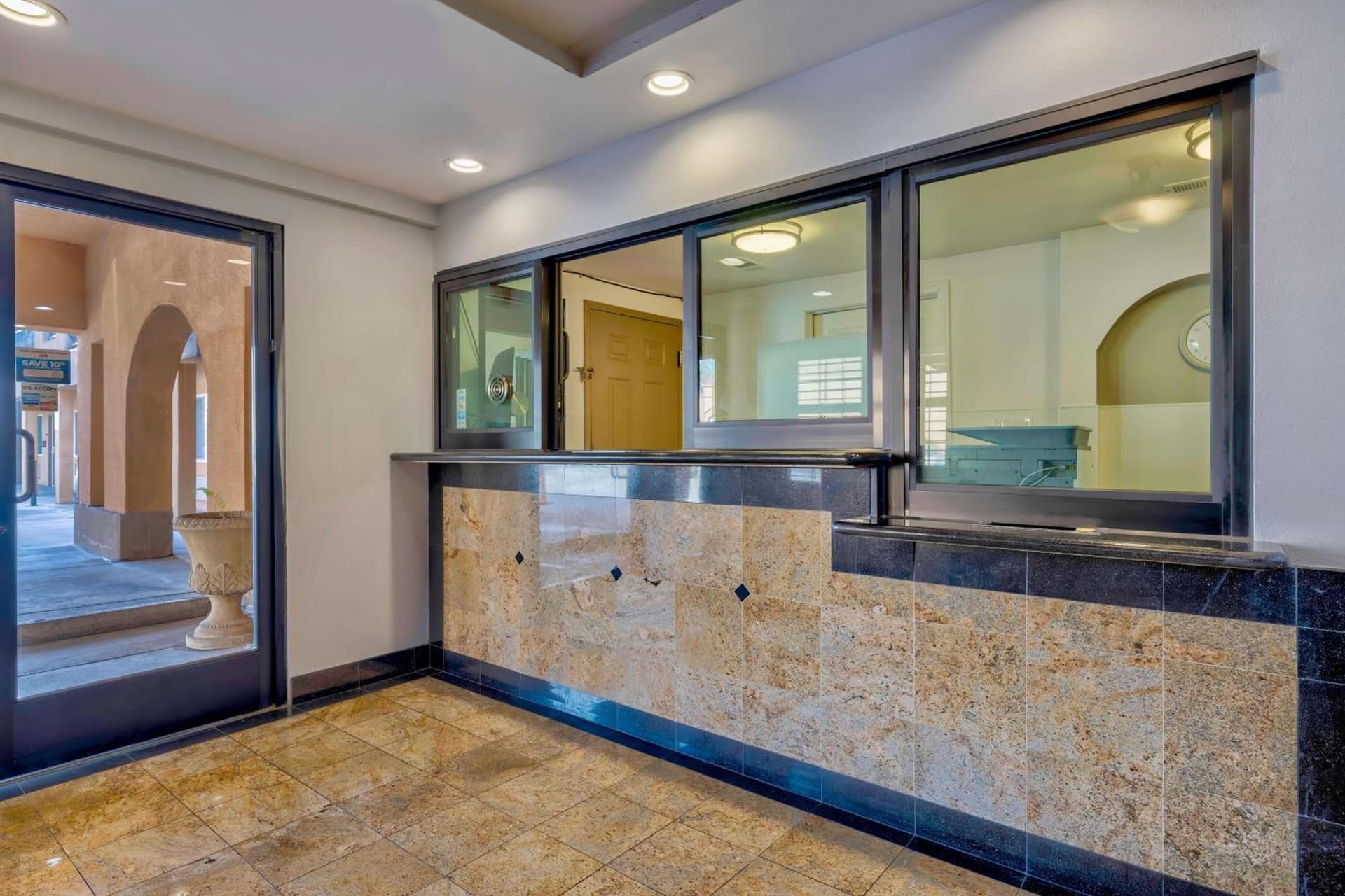 Motel 6 South Gate CA interior in South Gate, CA — gallery photo 2