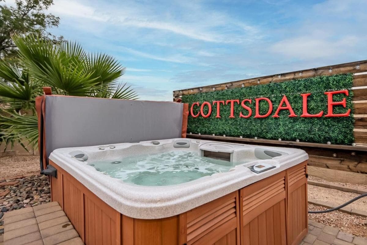 Pool, Hot tub, Putting Green, Fire pit, Game Room! property views in Scottsdale, AZ — gallery photo 3