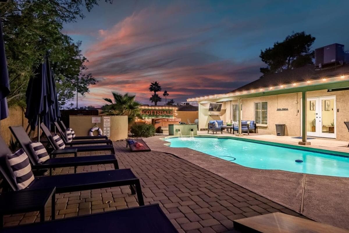 Pool, Hot tub, Putting Green, Fire pit, Game Room! interior in Scottsdale, AZ — gallery photo 2